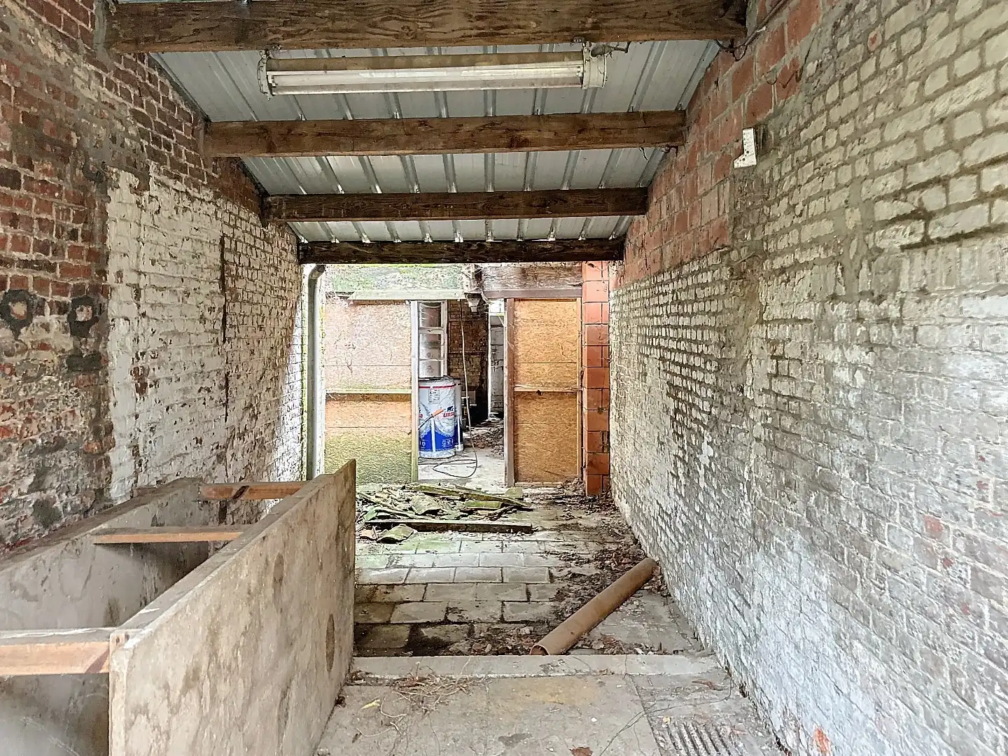 TOTAAL TE RENOVEREN WONING MET TUIN foto 5