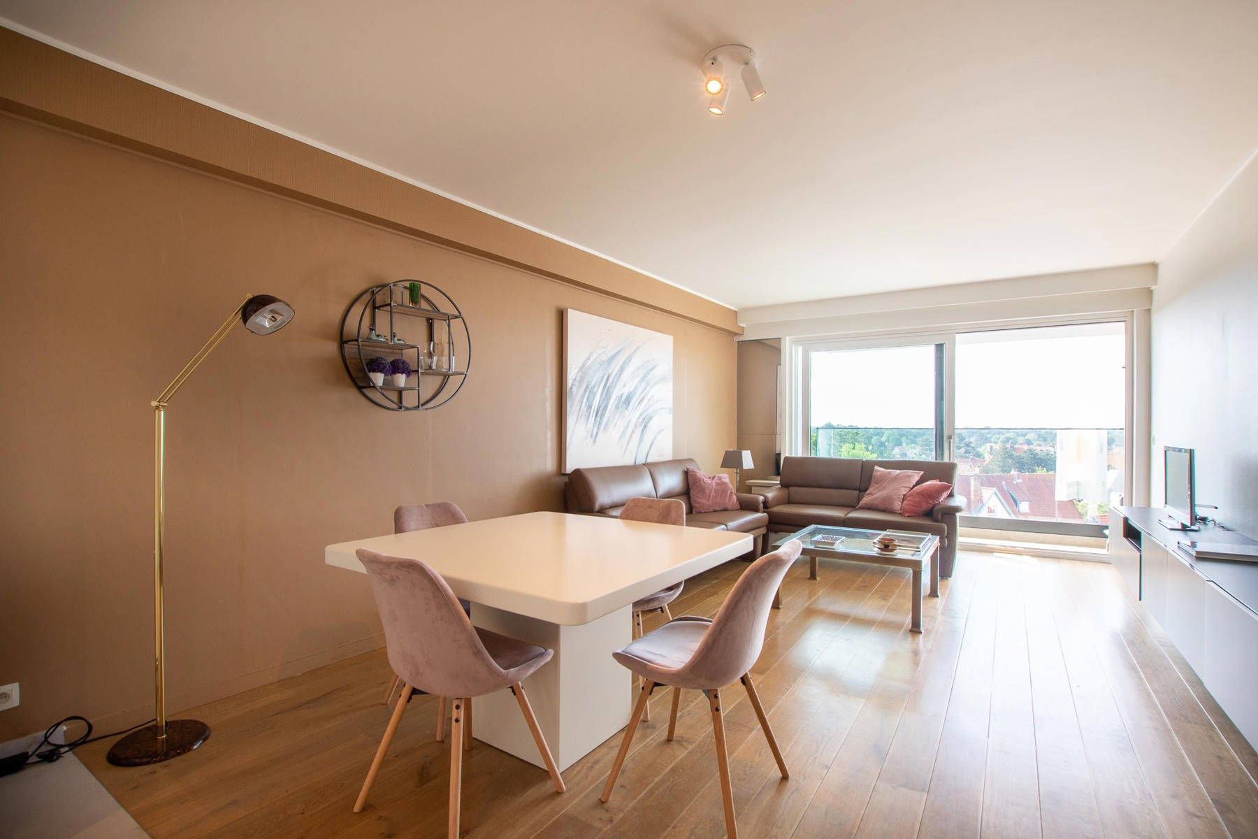 Gemeubeld appartement op de vijfde verdieping gelegen in hartje Zoute op enkele passen van het Albertplein en de zee foto 3