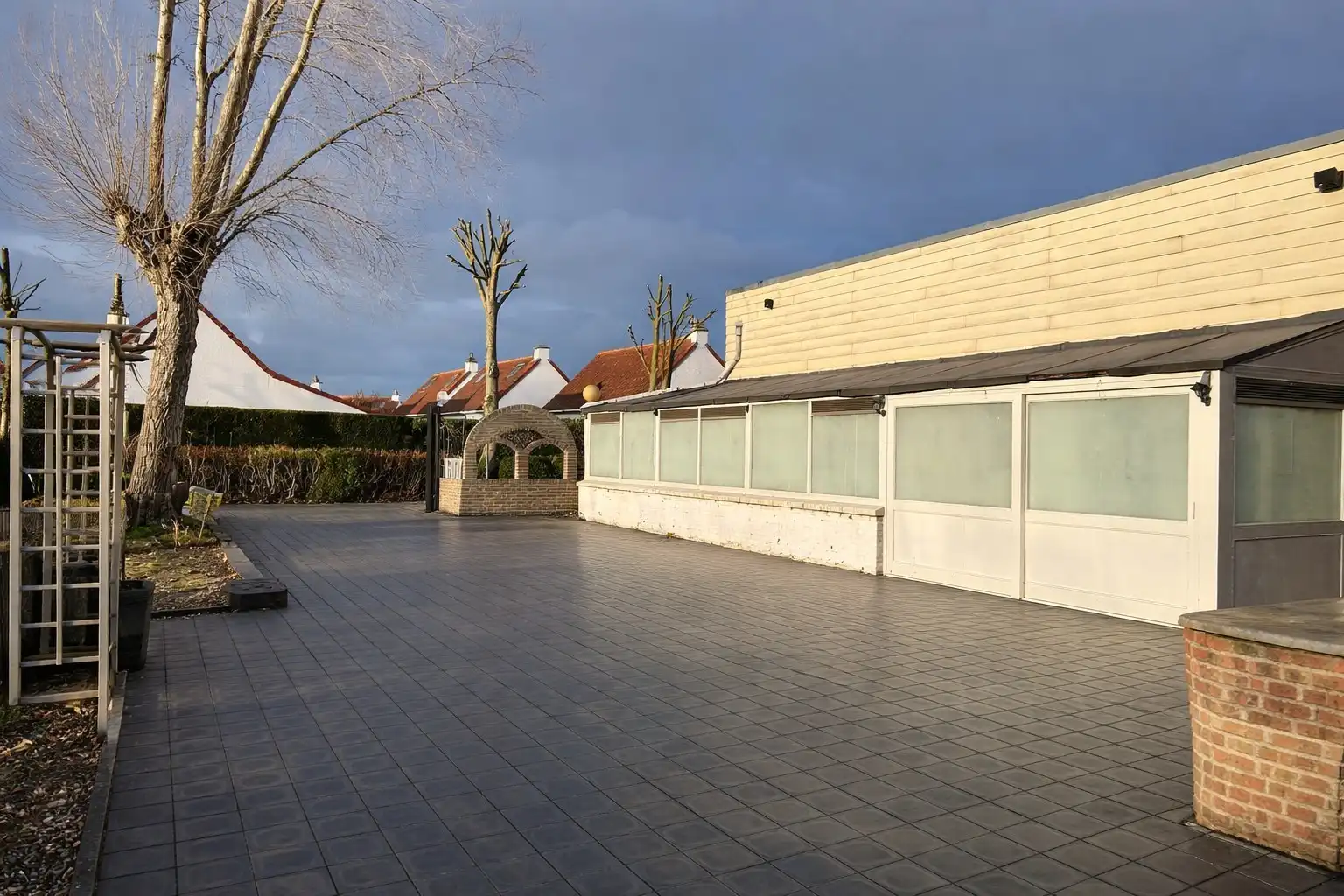 Unieke opportuniteit: horecazaak met 3 padelterreinen, terrassen en tuin te huur! foto 8