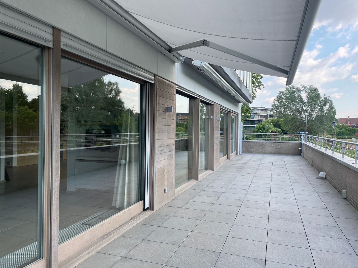 LUXE APPARTEMENT + zeer riant zongericht terras, dubbele garage & (wijn)kelder foto 58