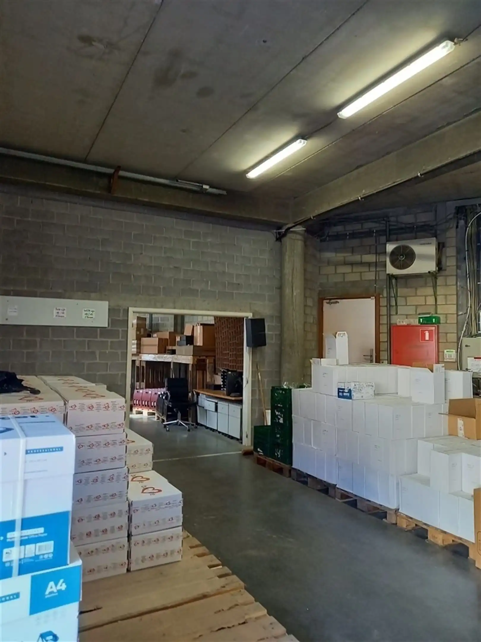 Kantoorgebouw gelegen aan de E19, A12 en E17 foto 11