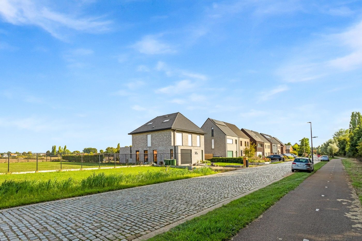 Mooi gelegen bouwgrond van 493m² voor HOB met garage en tuin foto 9