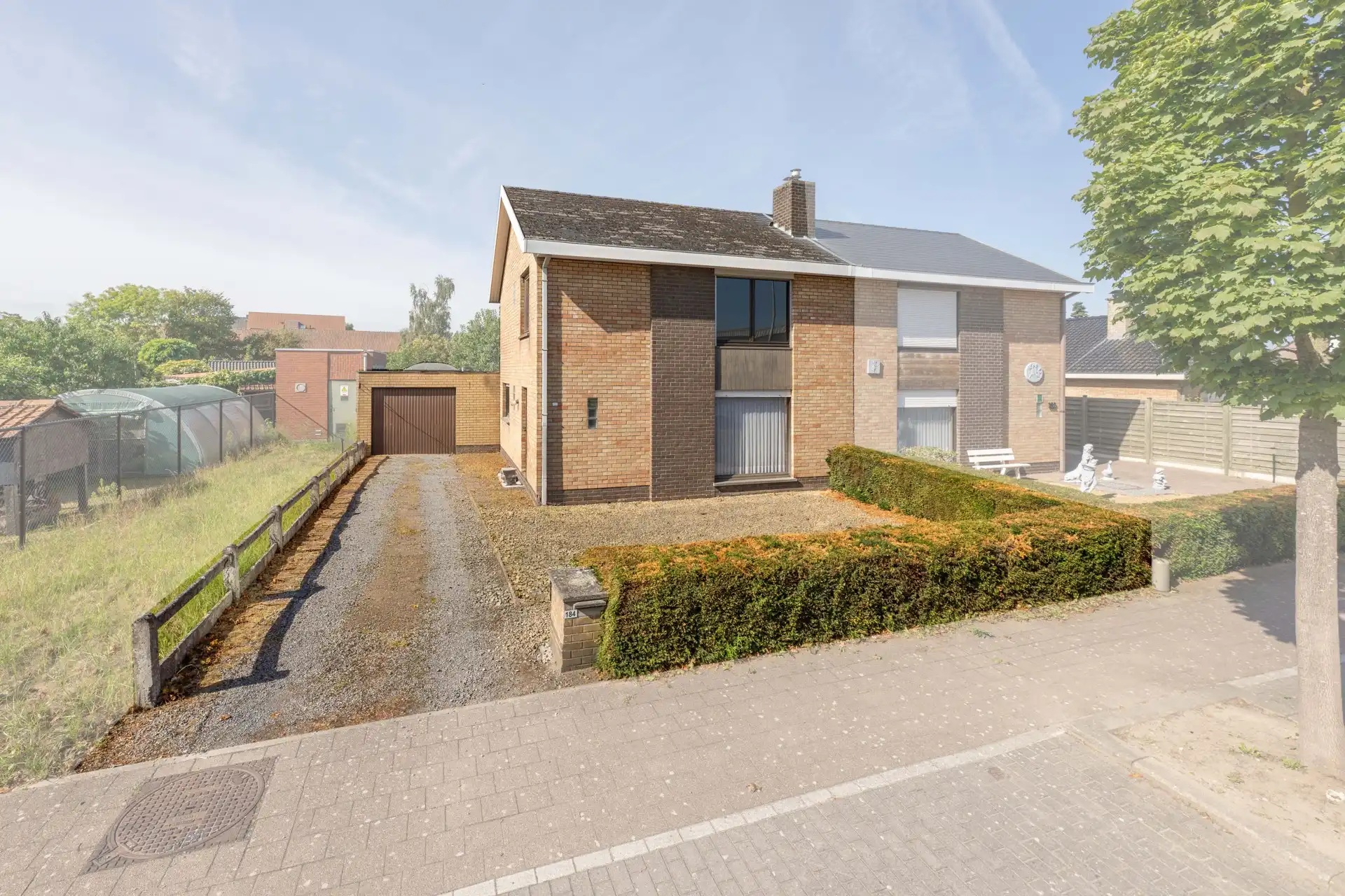 Hoofdfoto van de publicatie: Te renoveren halfopen woning met 3 slaapkamers én zuidwestgerichte tuin met een aparte garage en aansluitende berging in een rustige tuinwijk te koop in Zulte.