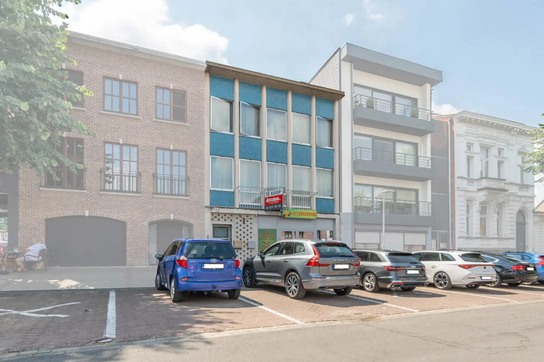 Opbrengsteigendom met handelsgelijkvloers en verhuurd duplexappartement te Niel. foto {{pictureIndex}}