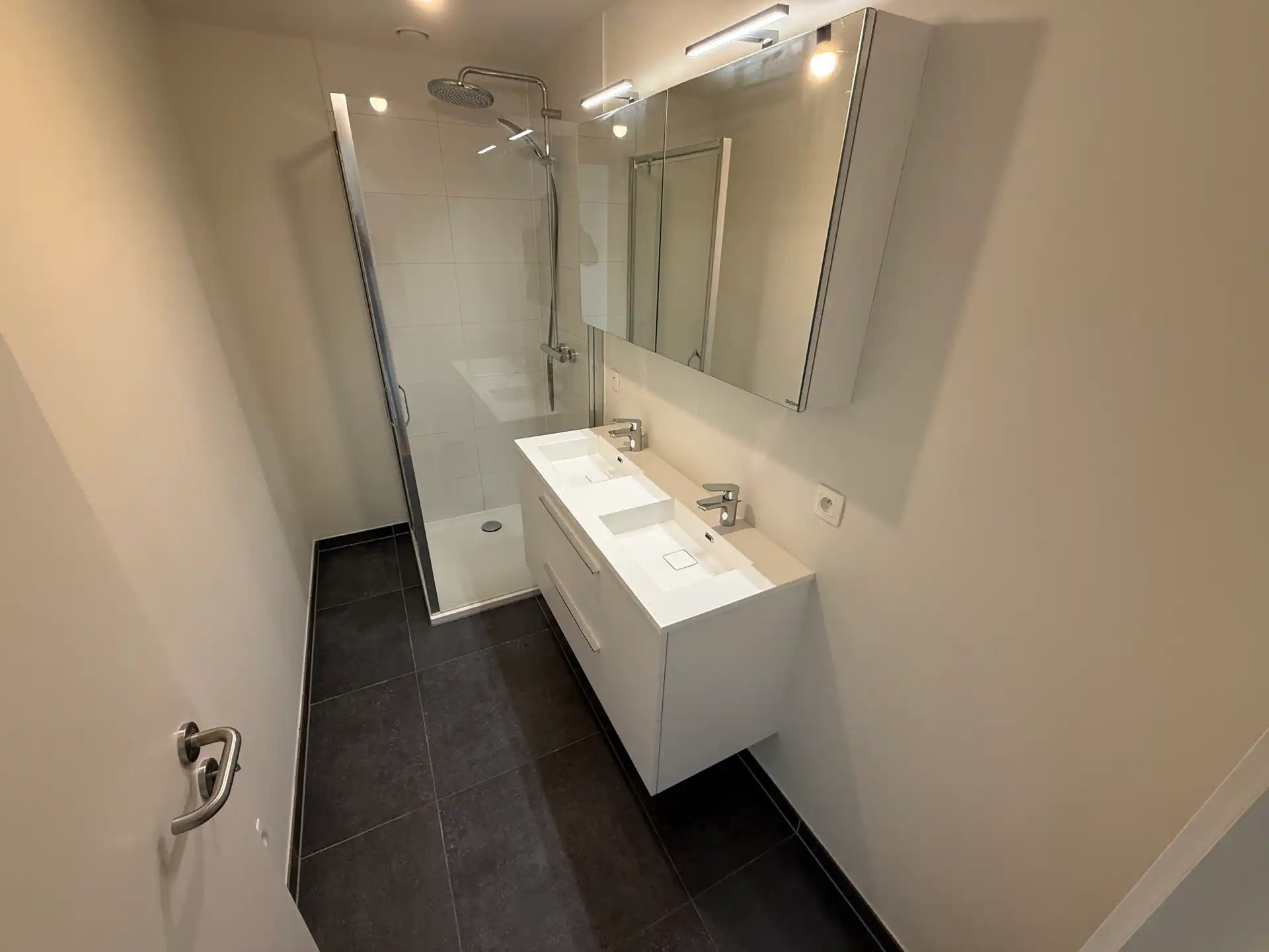 Nieuwbouwwoning met 3 slaapkamers, tuin en carport foto 8