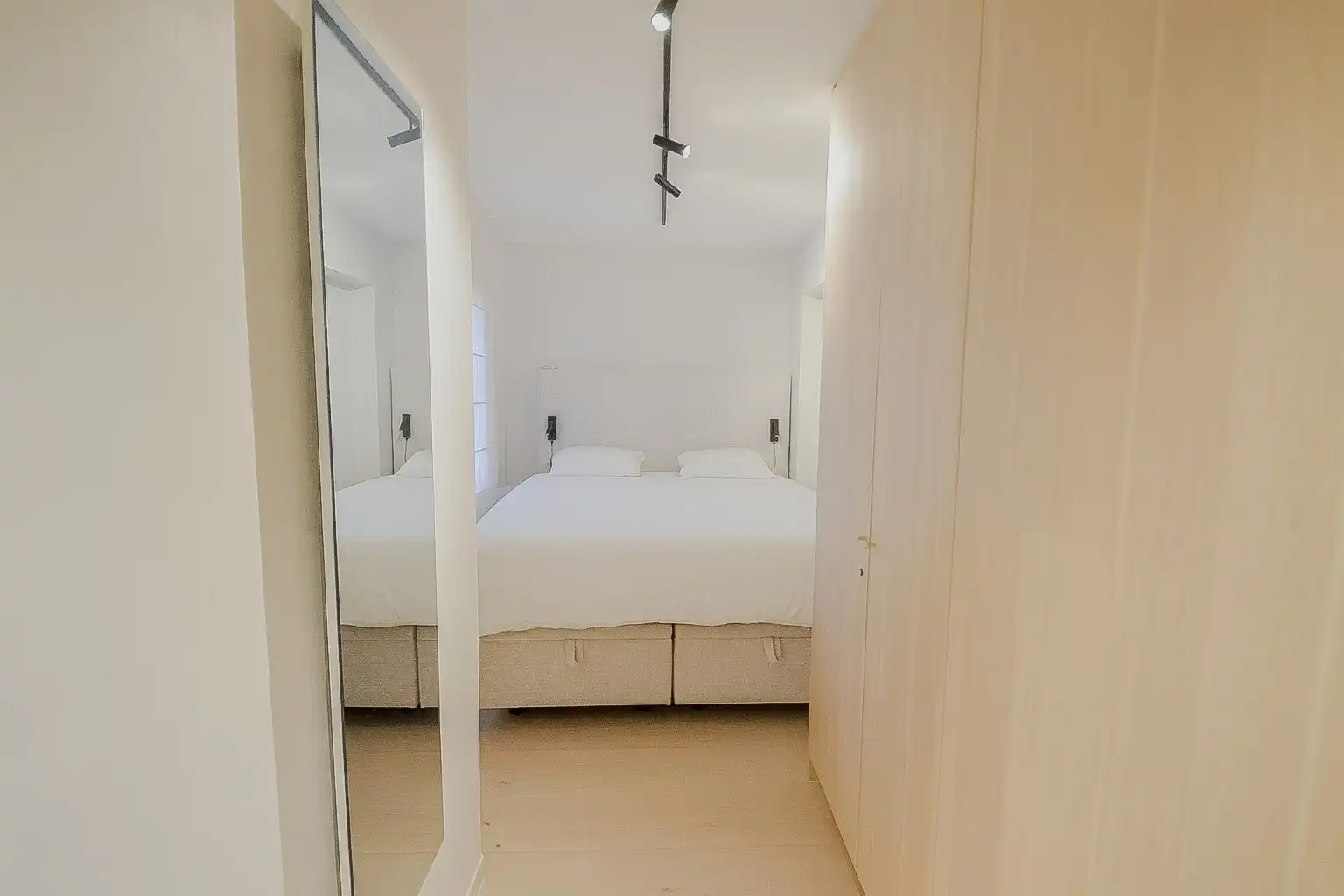 Stijlvol volledig gerenoveerd appartement  op wandelafstand van de zee én het commercieel centrum. foto 12