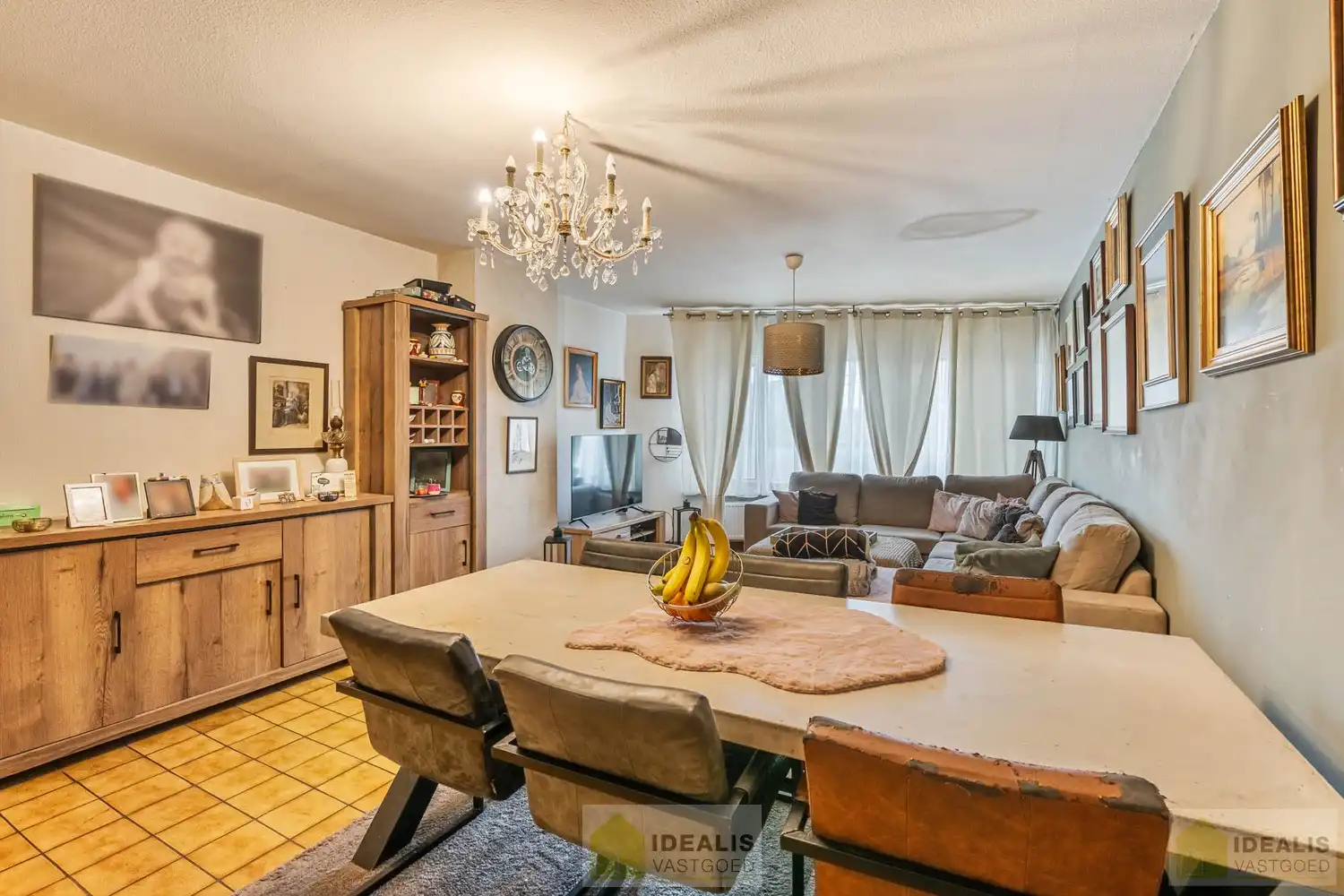 OP TE FRISSEN RUIM DUPLEX APPARTEMENT PAL IN  HET CENTRUM VAN HAMONT! Dit uiterst ruime appartement omvat maar liefst ca.142m² bewoonbare oppervlakte en is voorzien van een ruime woonkamer met aansluitend keuken, 3 aangename slaapkamers, volledig vernieuwde badkamer en terras!! Zeer geschikt voor kandidaten op zoek naar een zeer ruim appartement pal in het stadscentrum van Hamont (Hamont-Achel)! foto 5