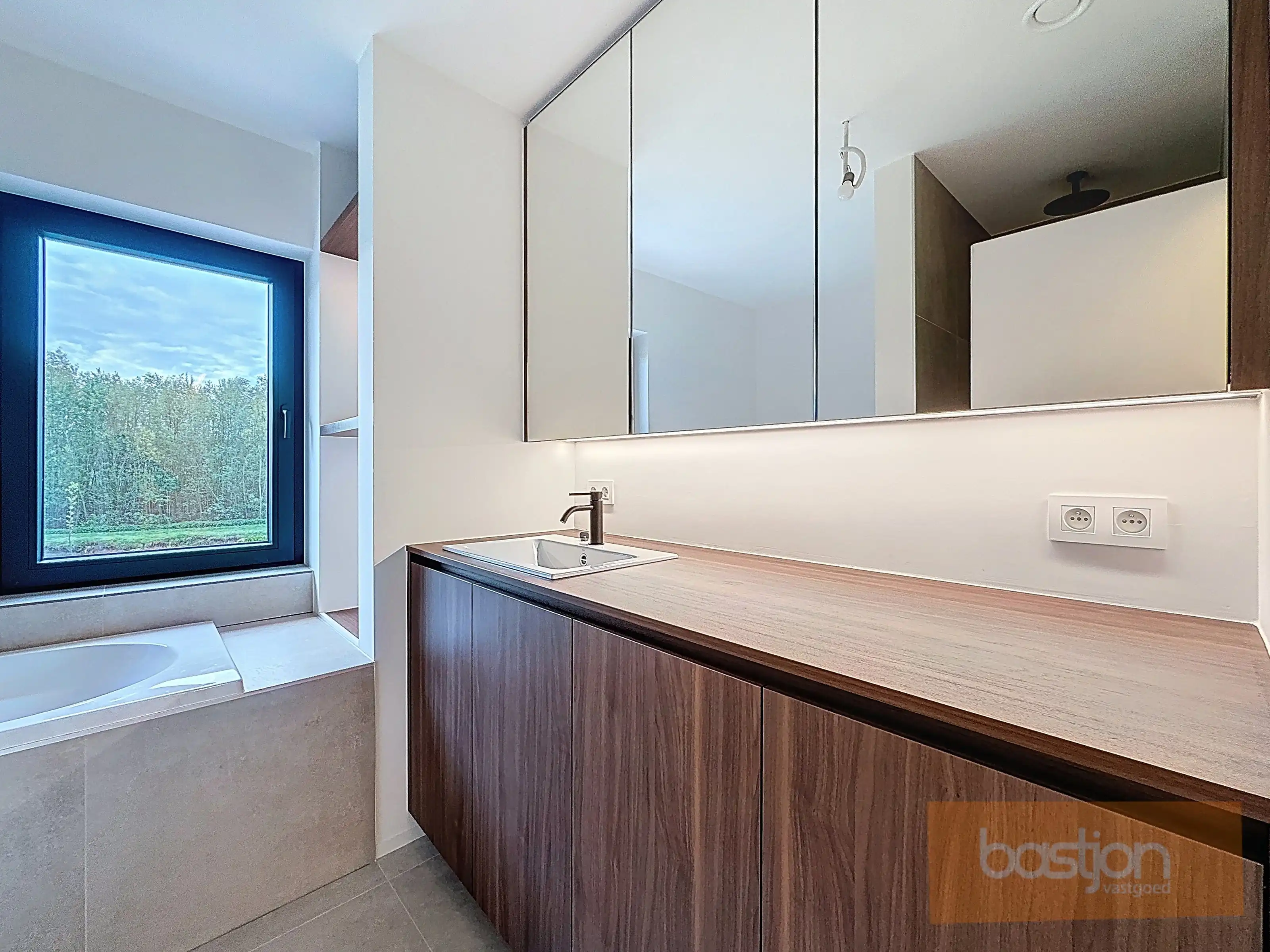 Volledig gerenoveerde, lichtrijke woning met uitzicht op het Preshoekbos foto 17