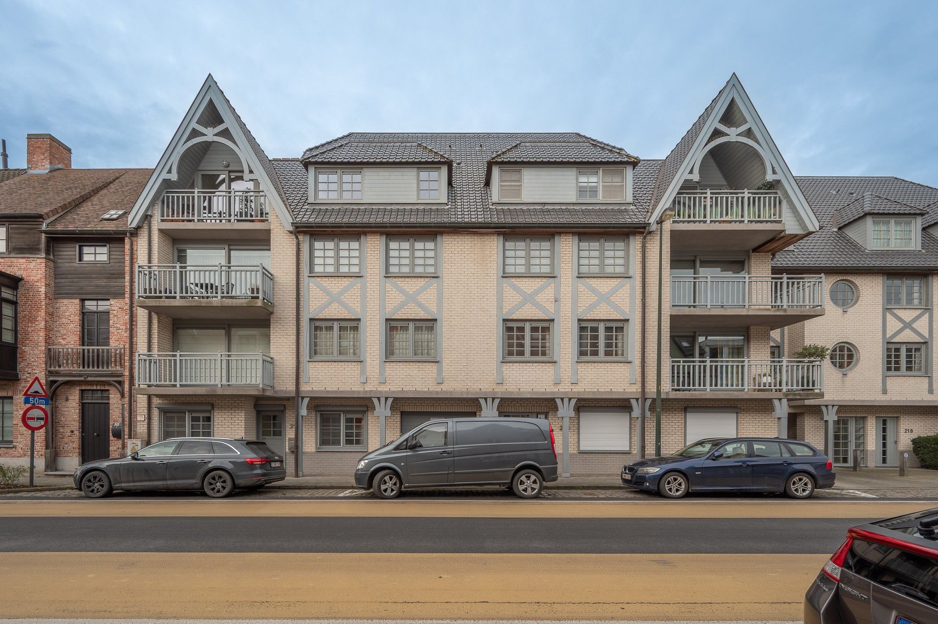 Heel verzorgd appartement met 2 slaapkamers te koop in het centrum van De Haan. foto {{pictureIndex}}