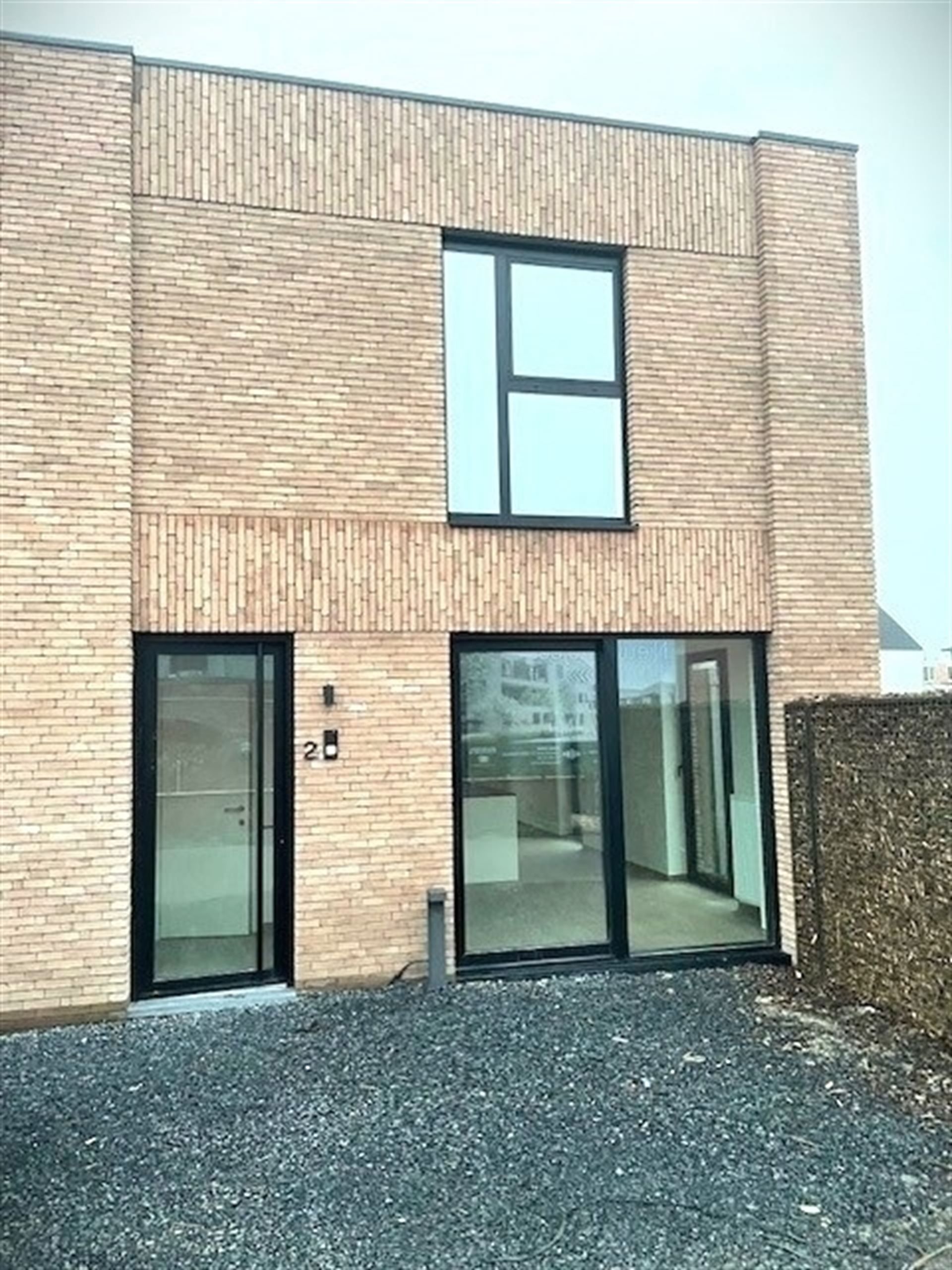 Prachtige nieuwbouwwoning met 3 slaapkamers, tuin en autostaanplaats nabij centrum! foto 3