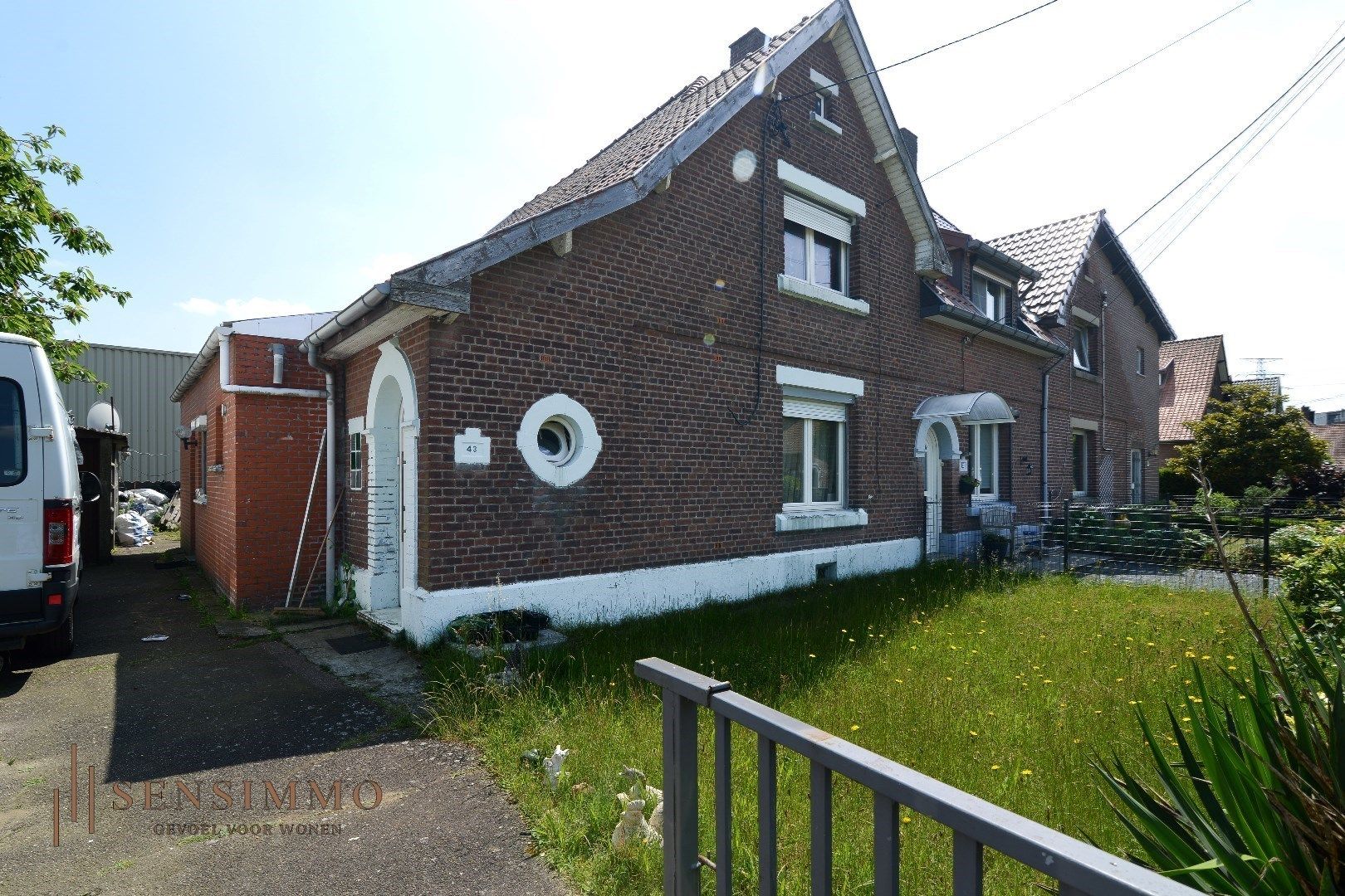 Te renoveren halfopen Tuinwijkwoning met 3 slaapkamers te Genk foto 2