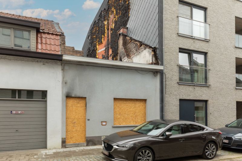 Oostnieuwkerke-centrum. BOUWGROND. Afgebrande gesloten bebouwing op een perceel 267m2 met diepe tuin op een uistekende ligging. foto 3