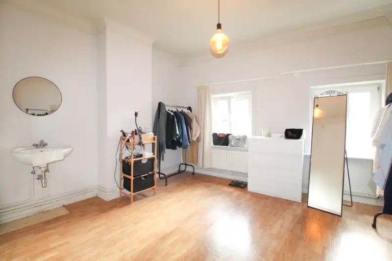 Ruim duplex appartement te huur in het hart van Roeselare foto 8