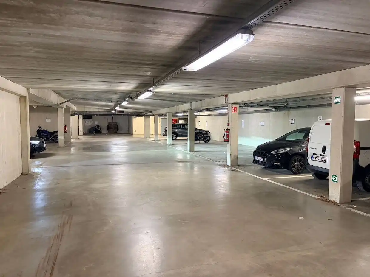 Overdekte staanplaats in recent gebouw foto 3