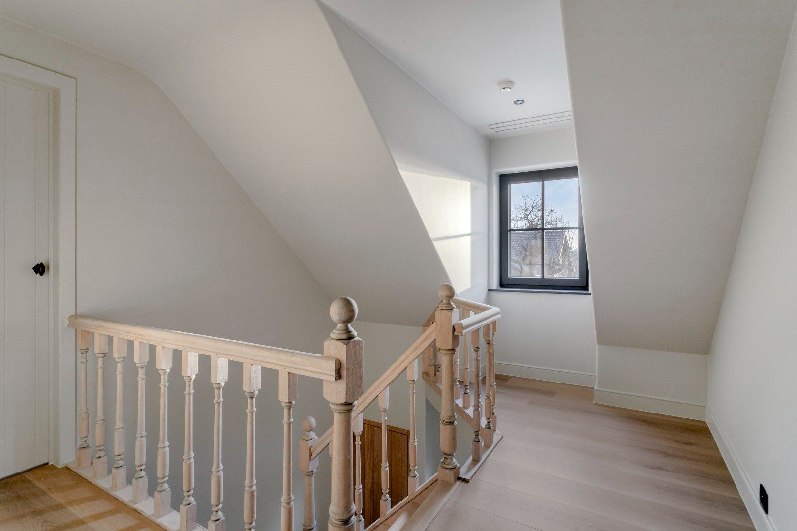 Compleet gerenoveerde villa met 3 slks, aangelegde tuin in een doodlopende straat. foto 7