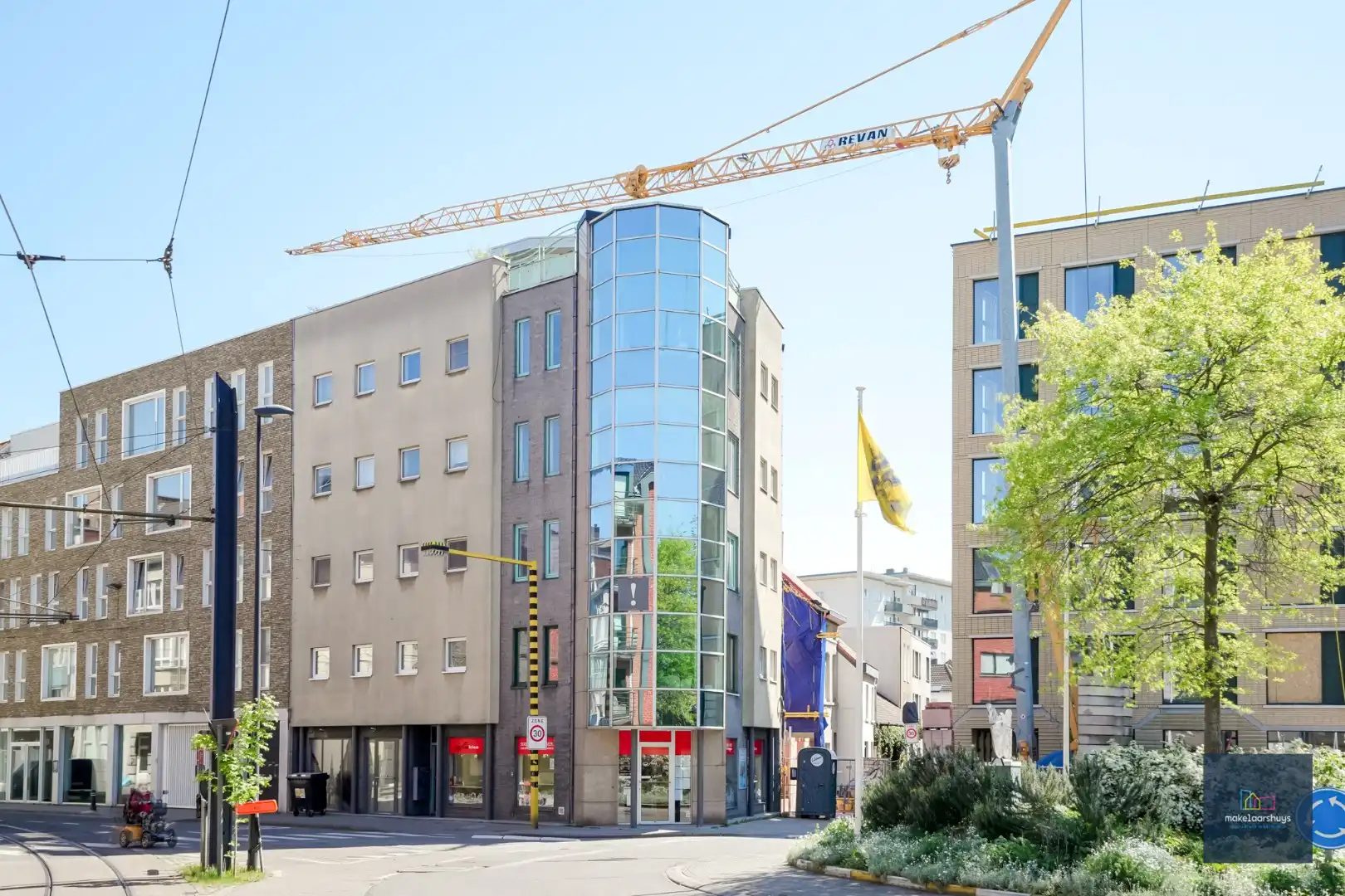 Goed gelegen en ruim instapklaar 2-slp. app.  foto {{pictureIndex}}