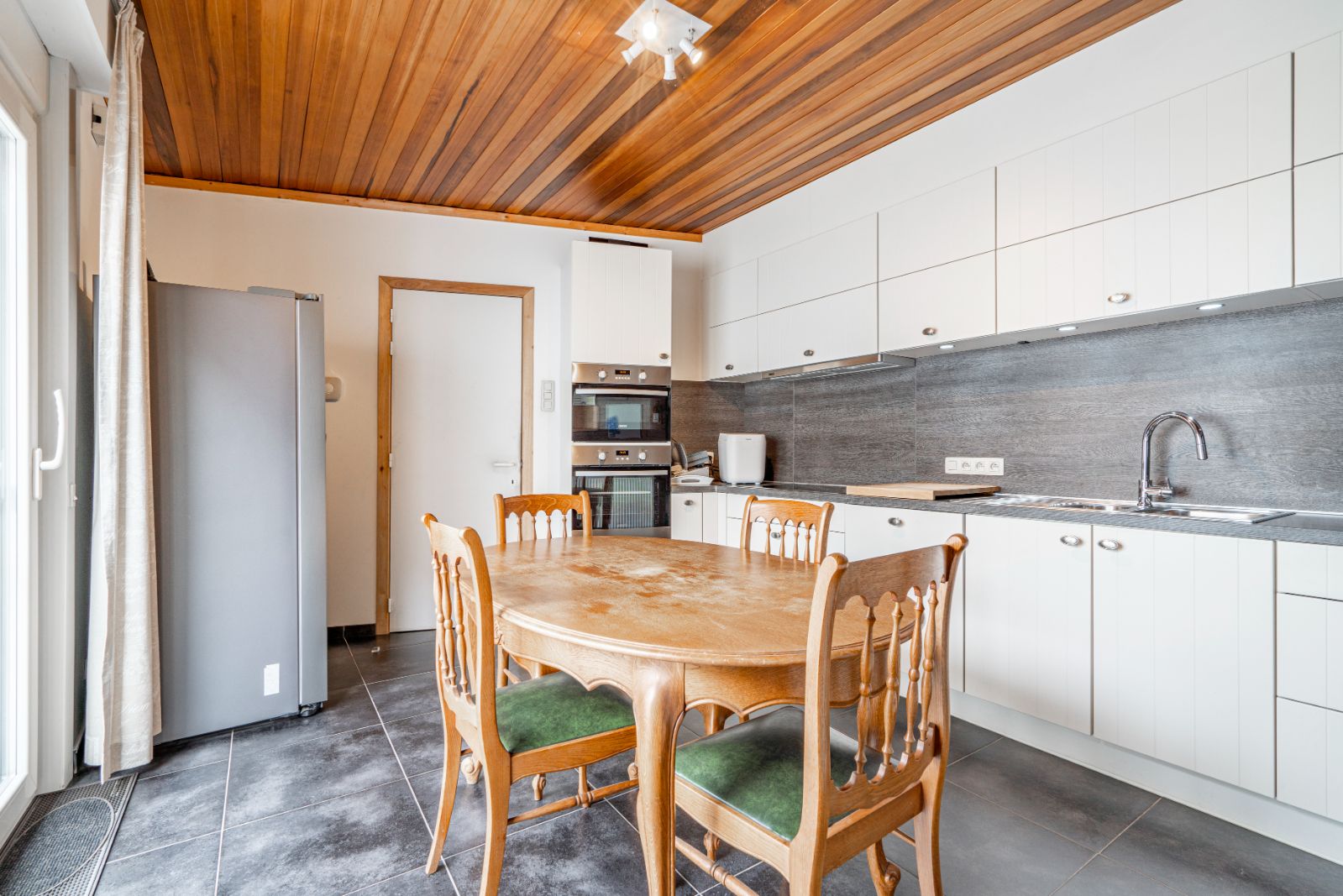 Instapklare woning met zonnepanelen en uitweg via achterliggende ruime garage! foto 6