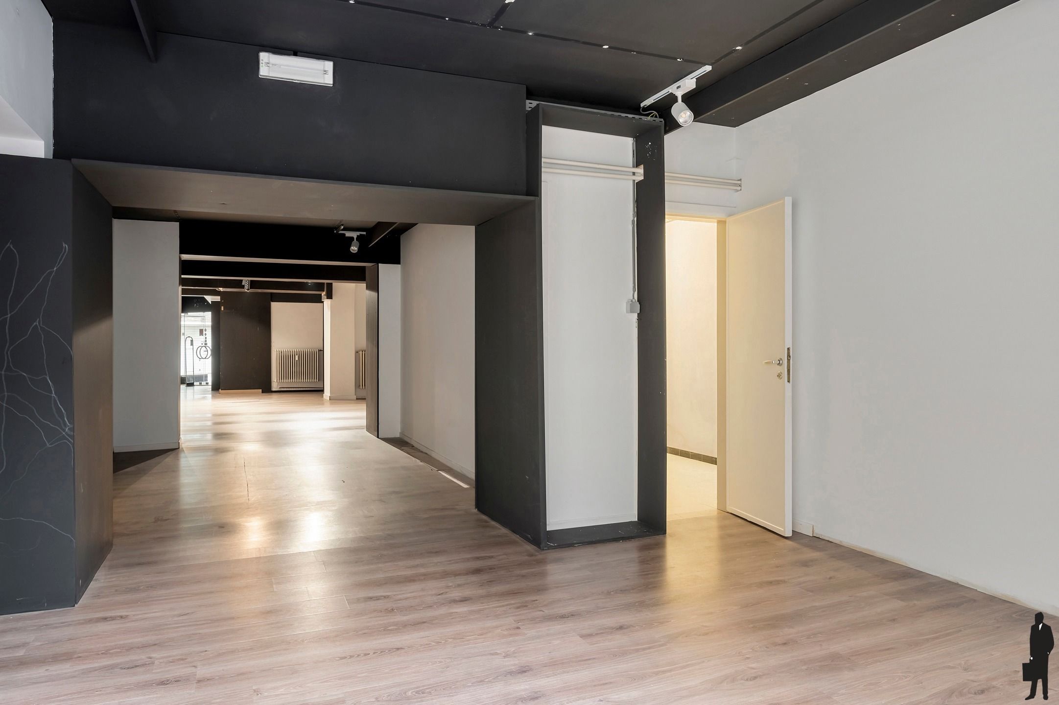 Ruim gelijkvloers handelspand met een oppervlakte van 180m² foto 13