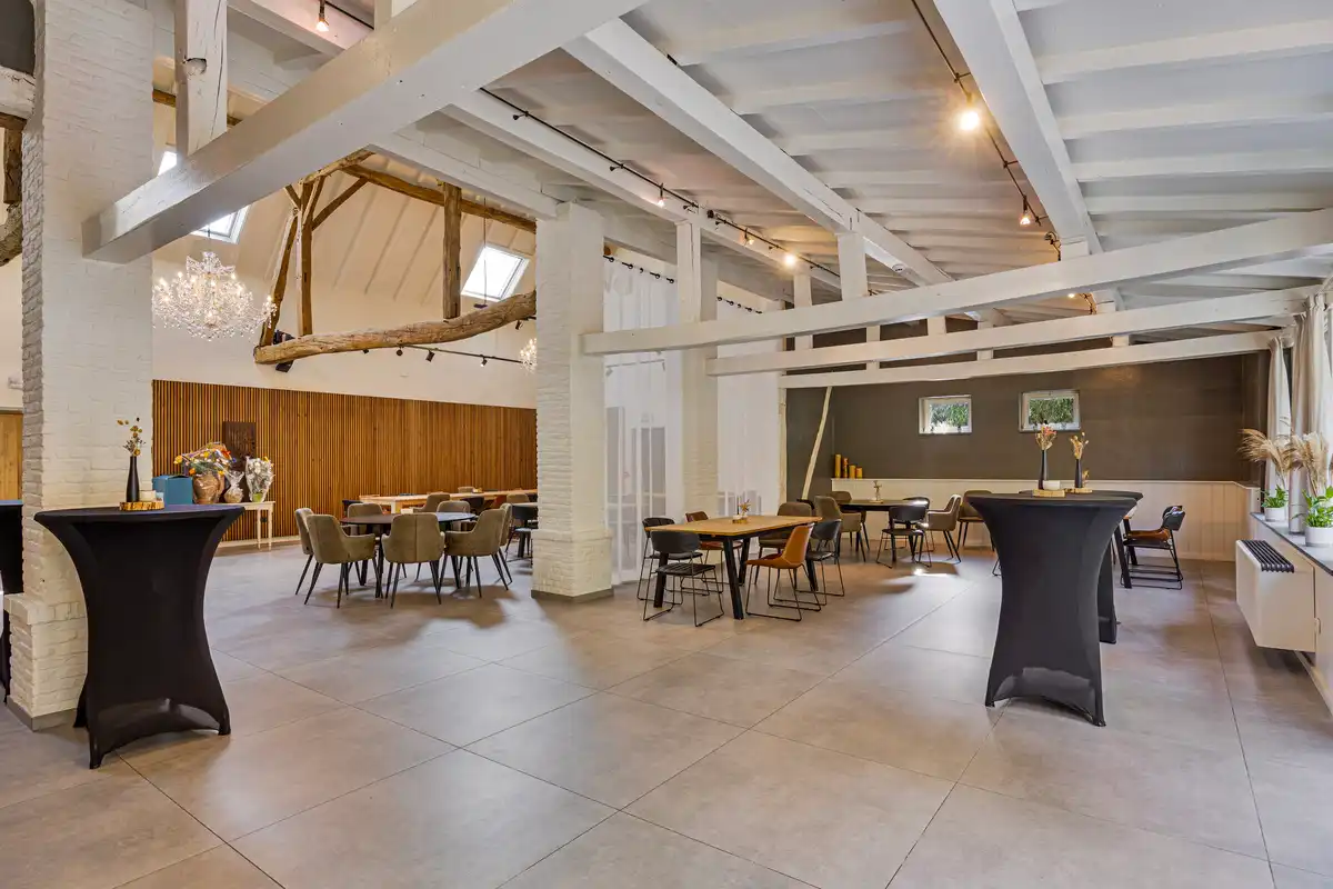 Exclusieve kans: Charmante vierkantshoeve te Diepenbeek – veelzijdige handelszaak met karakter foto 4