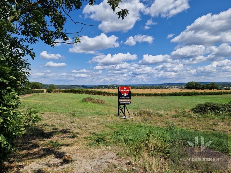 Bouwgrond voor half open bebouwing met prachtig zicht op 13a16ca in hartje Ardennen / Terrain à bâtir pour développement semi-ouvert avec superbe vue 13a16ca au coeur des Ardennes foto {{pictureIndex}}