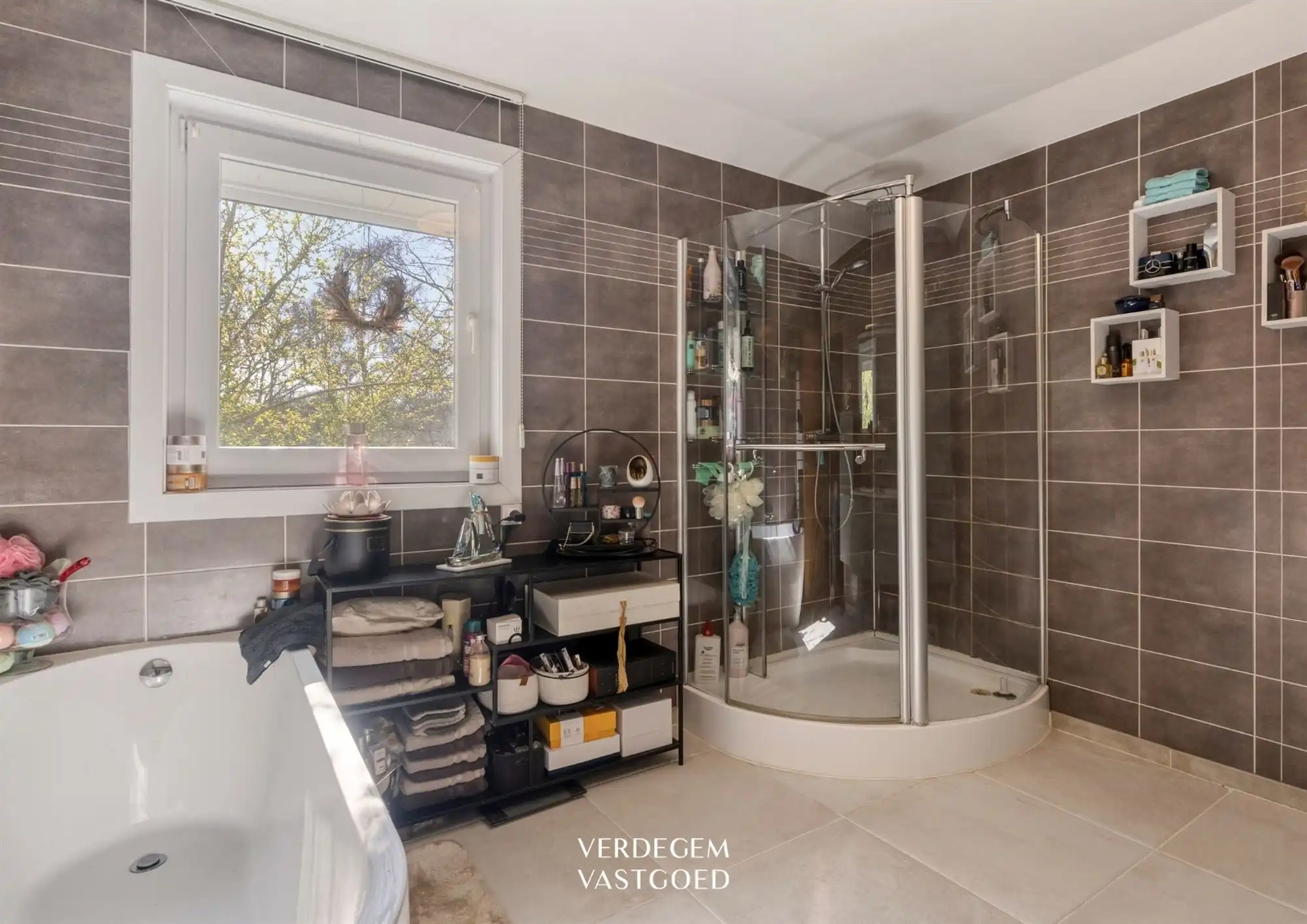 Knappe gezinswoning met 3 slaapkamers, zonnige tuin en achterliggende weilanden foto 16