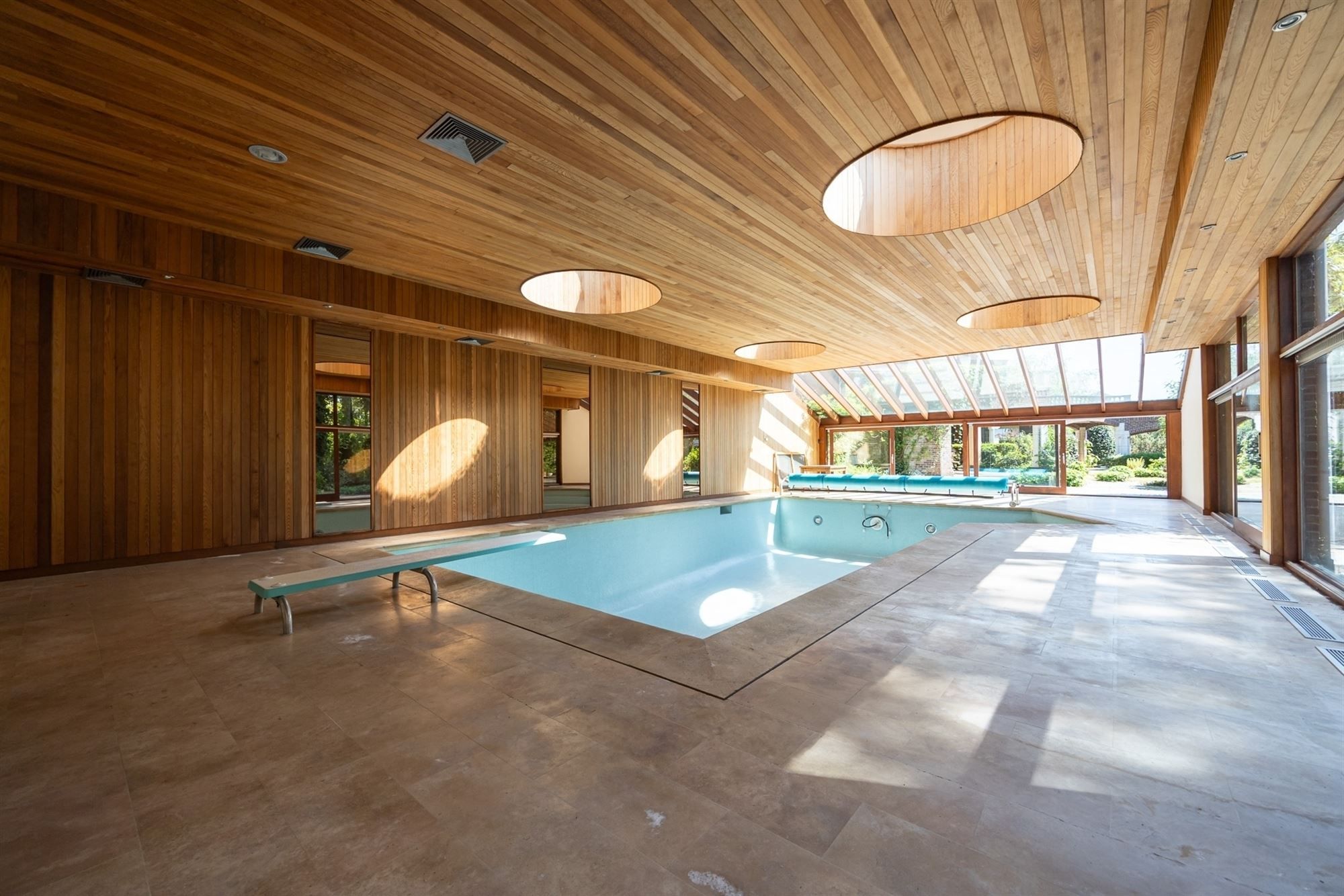 Villa met bijgebouwen op prachtig perceel foto 6