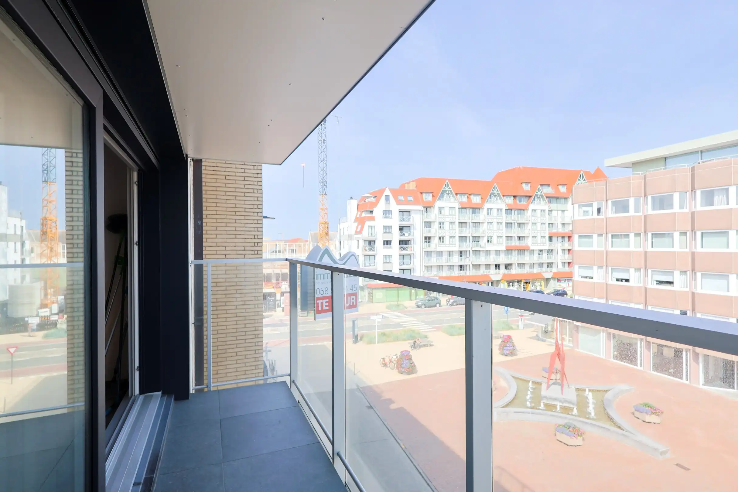 Instapklaar appartement met terras op toplocatie! foto 2