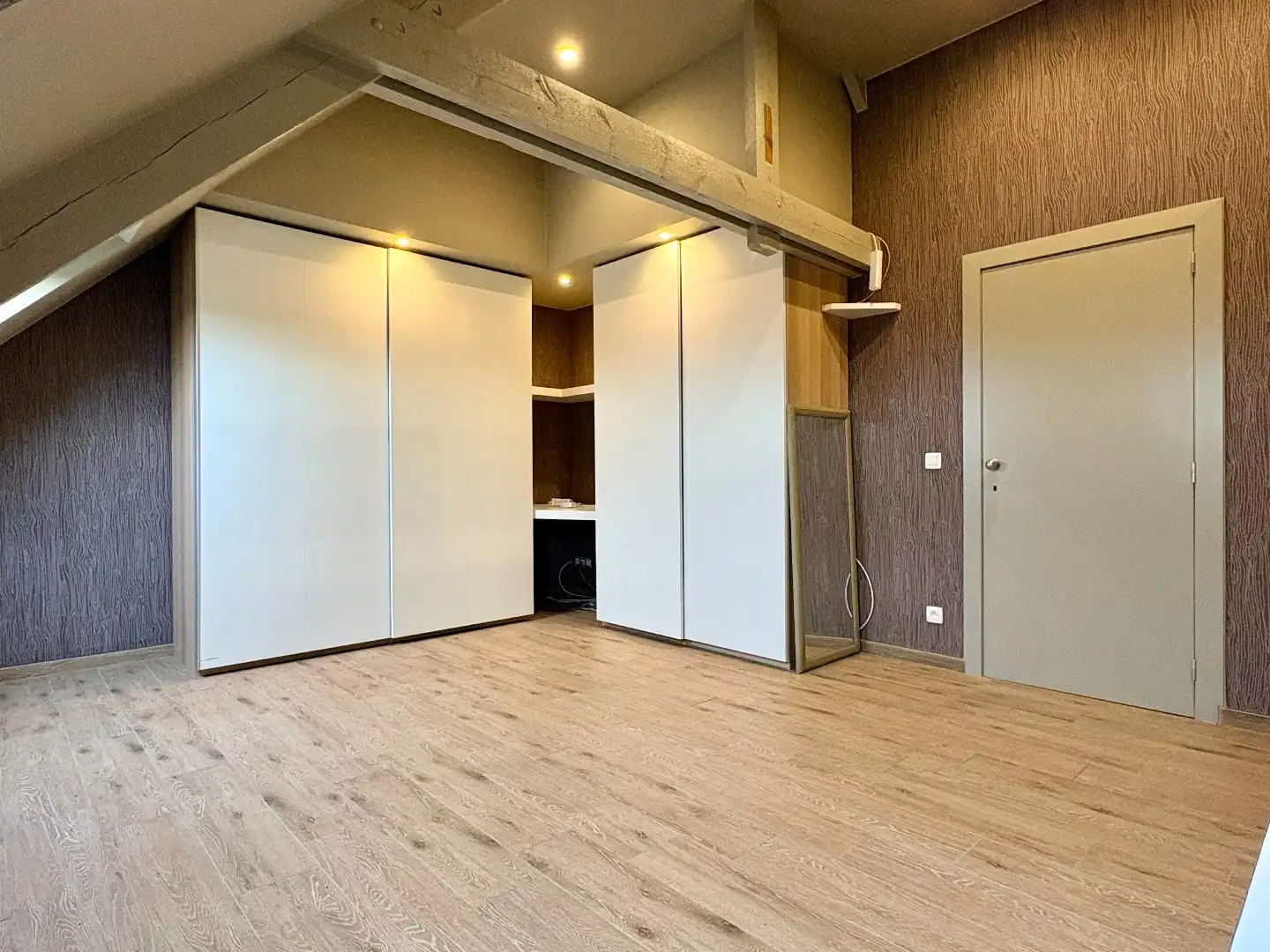 Totaal gerenoveerde woning met 305 m² bew. Opp., 4slks + gelijkvloerse kamer. foto 13