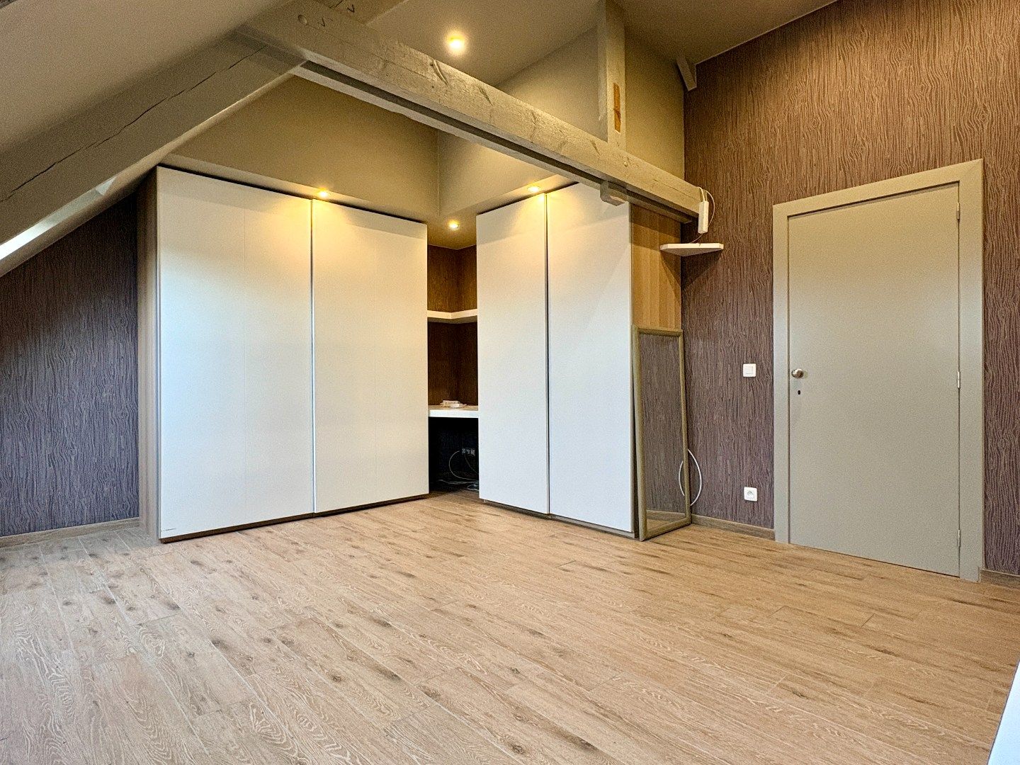 Totaal gerenoveerde woning met 305 m² bew. Opp., 4slks + gelijkvloerse kamer. foto 13