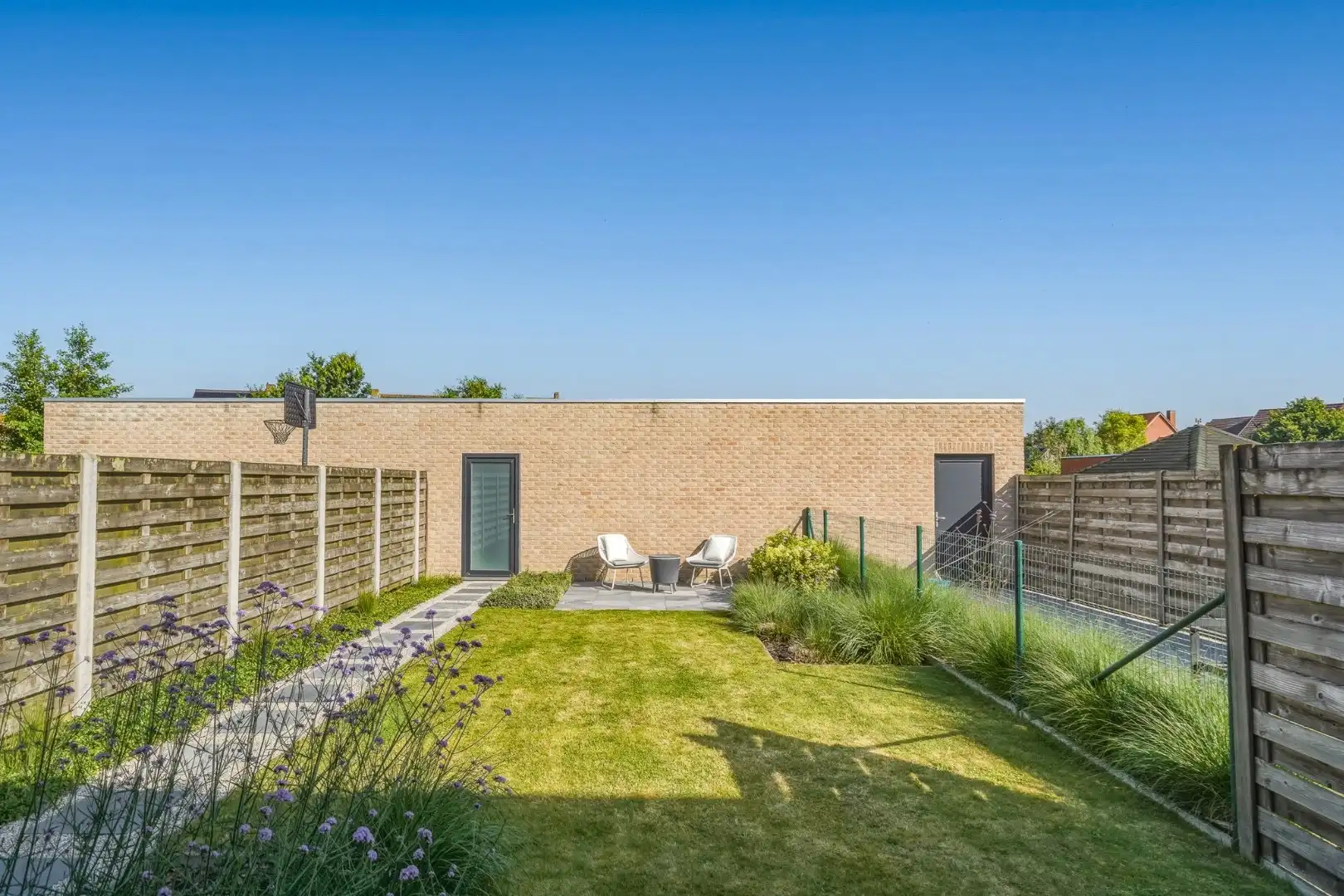 Instapklare recente woning met zeer ruime garage en tuin in Oudenburg foto 3