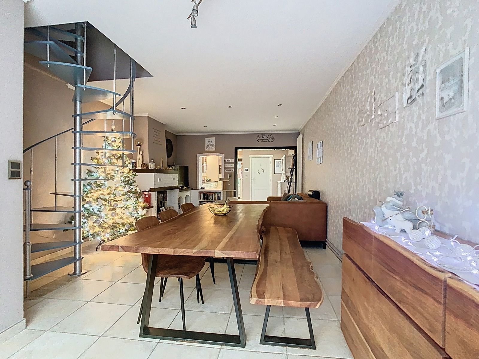 Zéér ruime gezinswoning met 6 SLPK én garage! foto 4