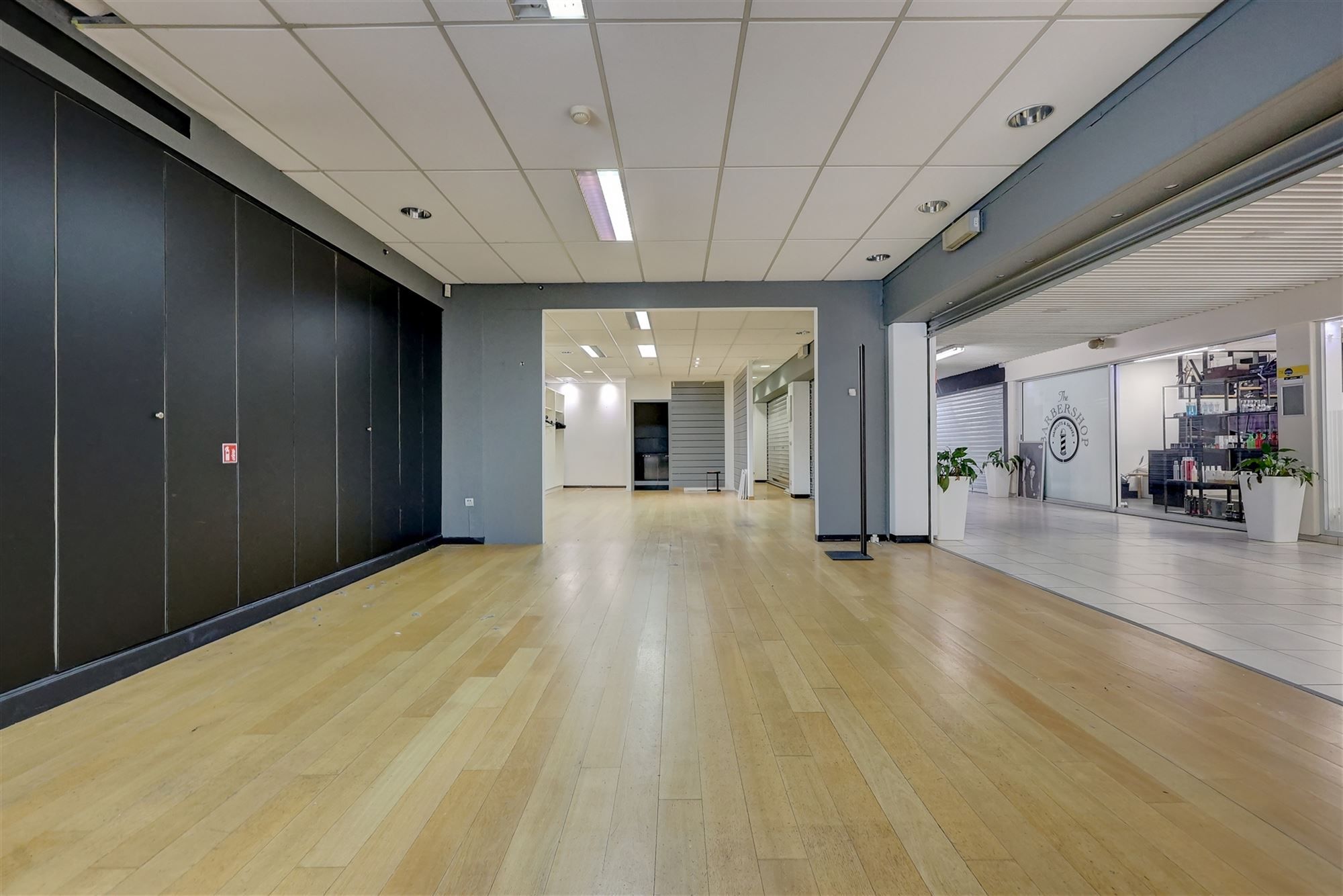 Ruim handelspand op een commerciële locatie op de Bist in Wilrijk foto 2