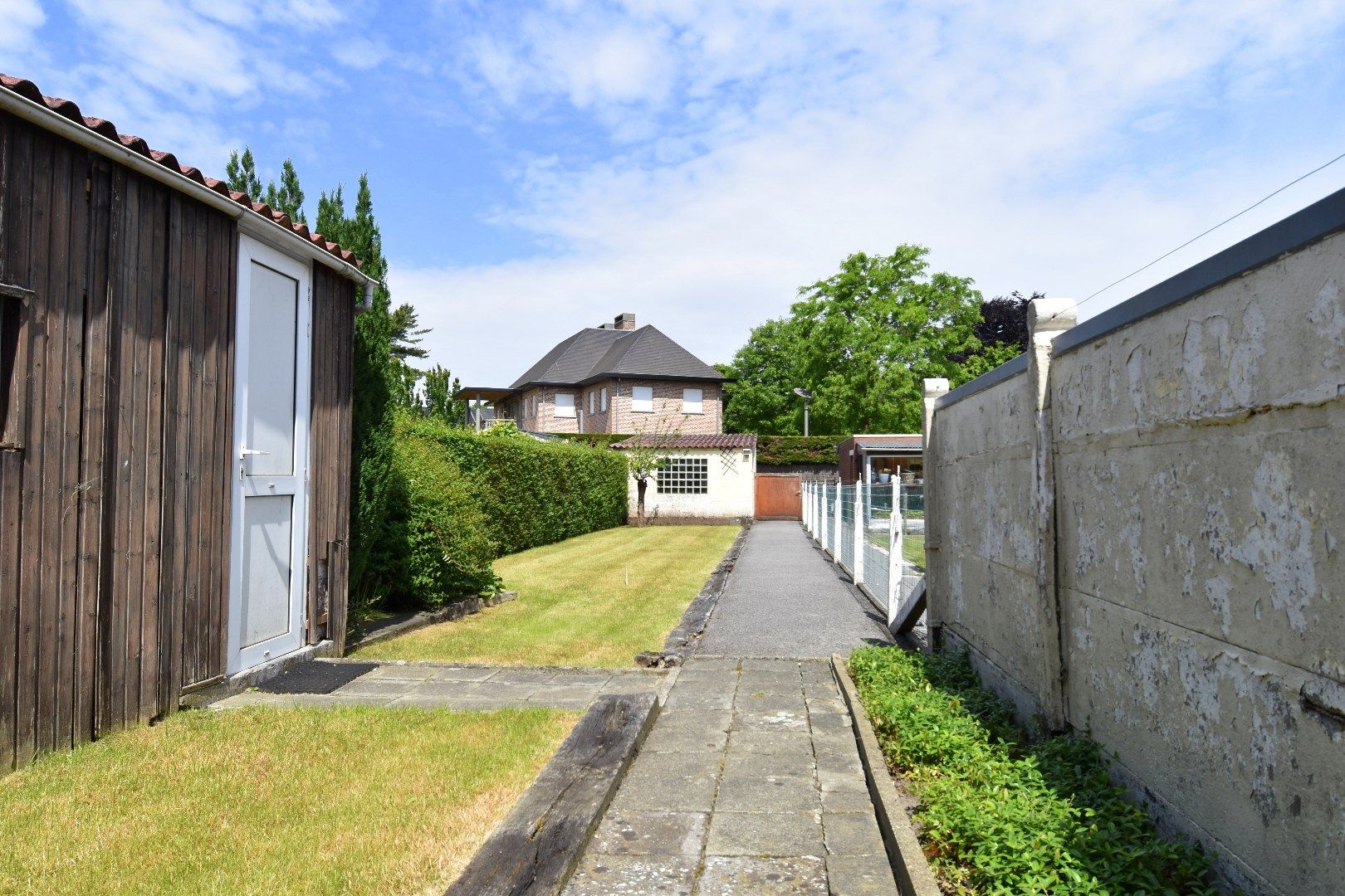 Ruime tussenwoning met 3 slaapkamers (mogelijkheid tot meer!), garage en tuin te koop in Gullegem foto 2