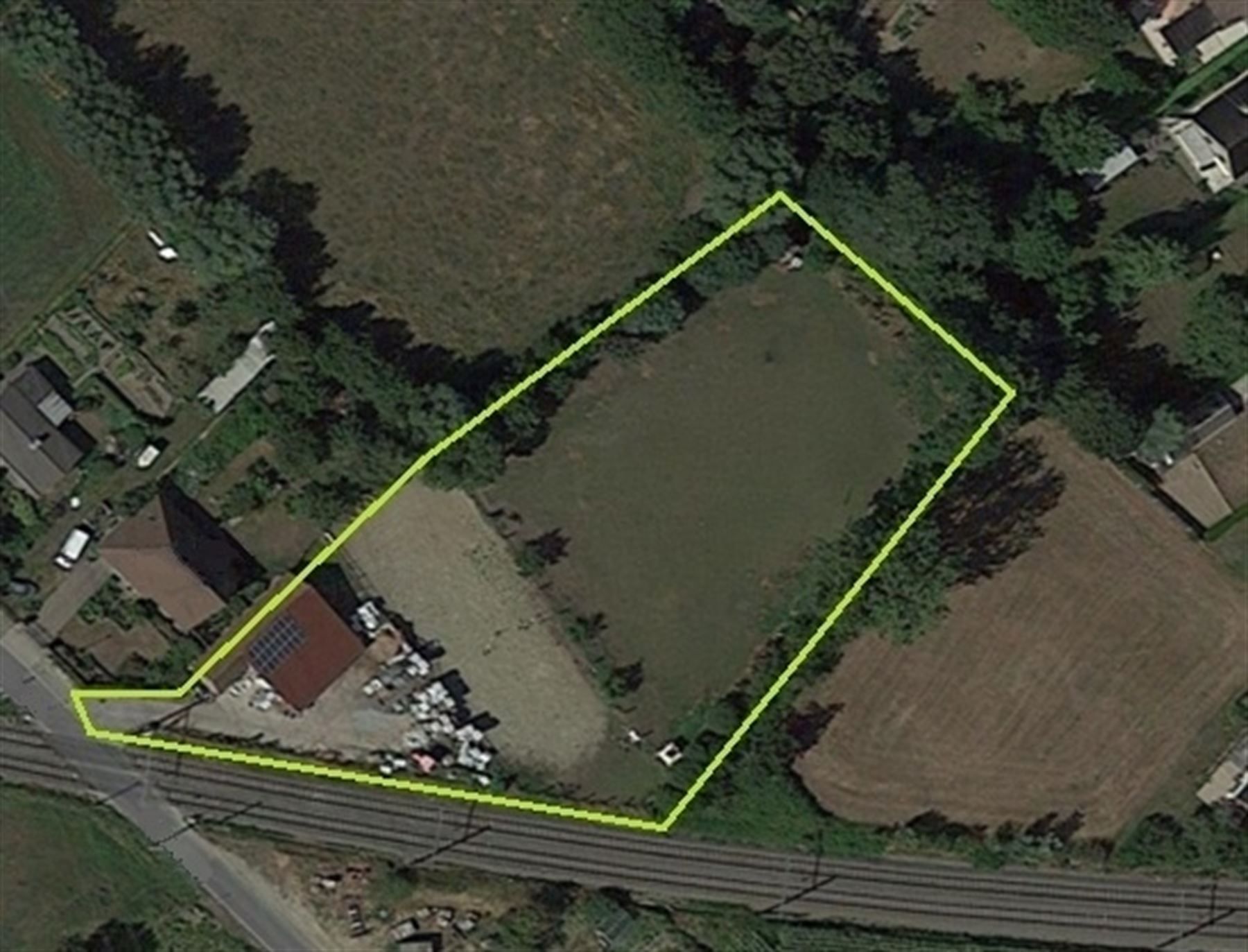 Stalling met 4 boxen, piste en weides samen 5000 m² foto {{pictureIndex}}