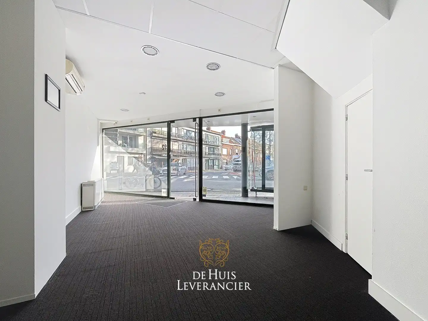 Kantoor op topligging met bovenliggend duplex-appartement (aparte ingang) foto 2