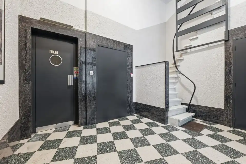 LICHTRIJK APPARTEMENT MET 2 SLKS IN HET CENTRUM VAN SINT-TRUIDEN foto 4