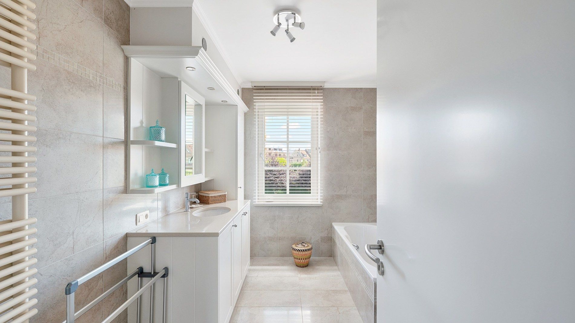 Bijzonder groot en goed onderhouden halfopen villa foto 18