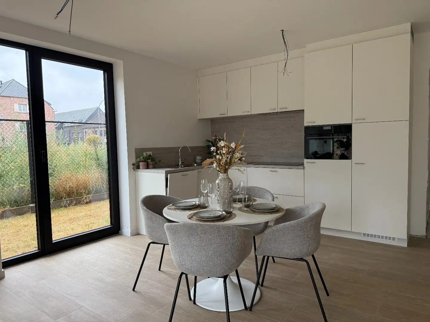Laatste gelijkvloers 2-slpk appartement met tuin, 1 stpls en een kelder foto 8