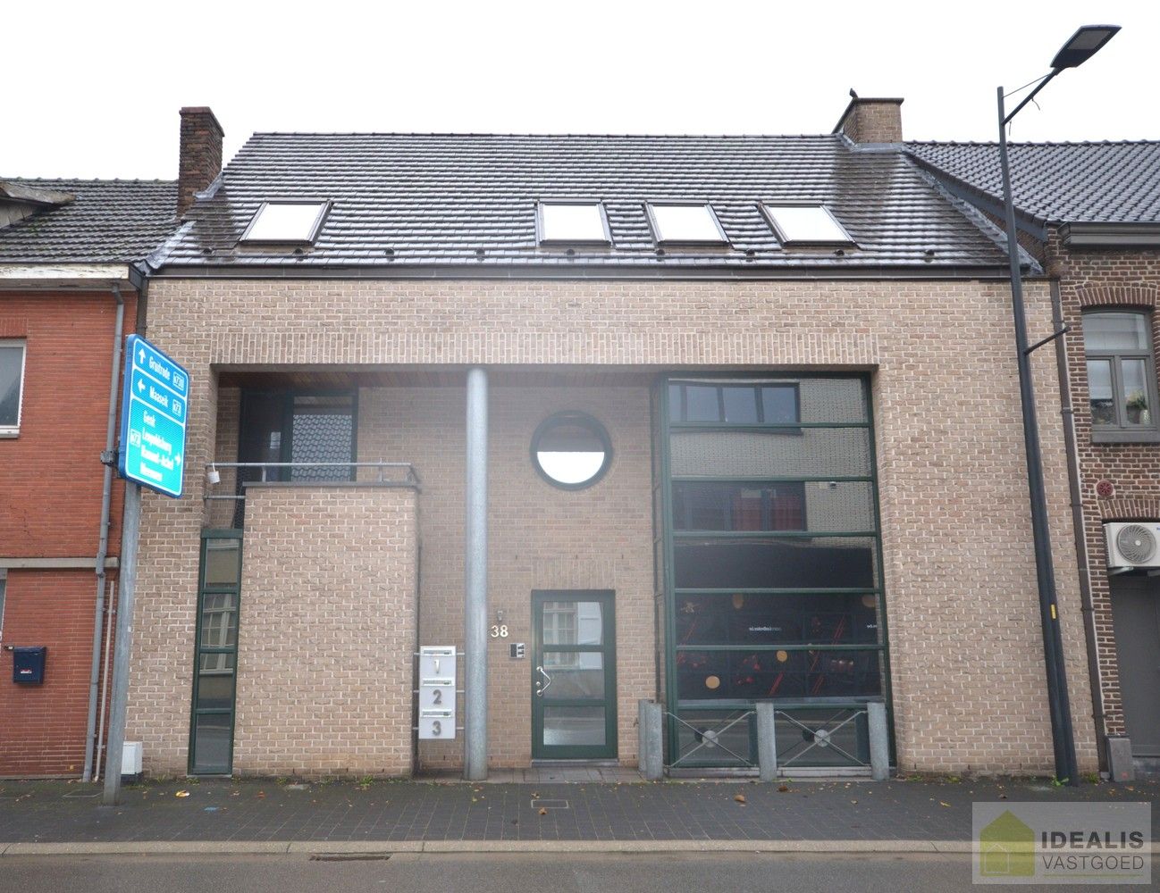 IDEALIS VASTGOED – KNAP GERENOVEERD DAKAPPARTEMENT MET 1 SLAAPKAMER, AANGENAME LEEFRUIMTE EN EXTRA BERGRUIMTE. Zeer geschikt voor kandidaten op zoek naar betaalbare woonruimte vlak bij de stadskern van Bree! foto {{pictureIndex}}