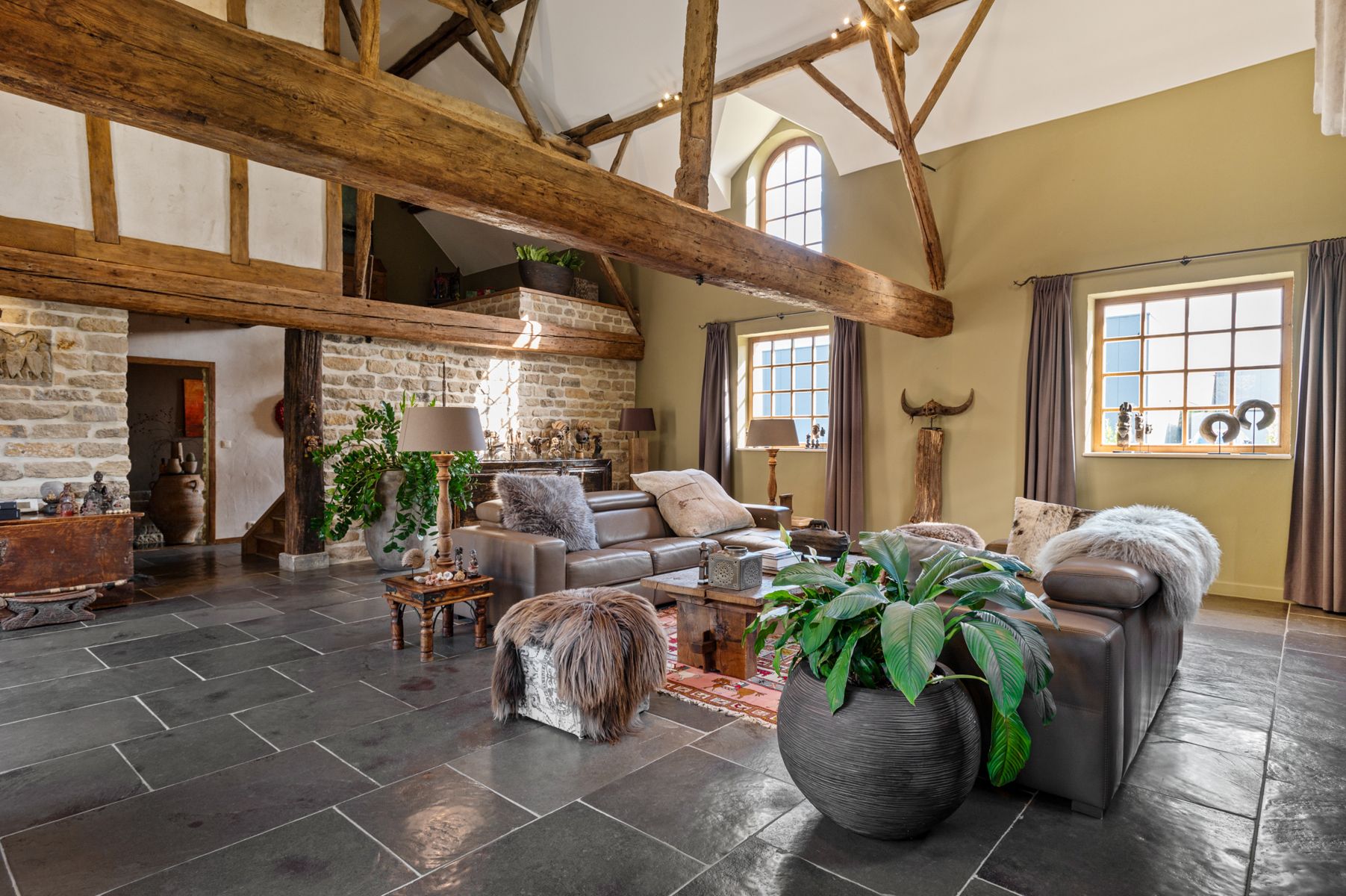 Gerenoveerde hoevewoning met praktijk en paardenstallen.  foto 10