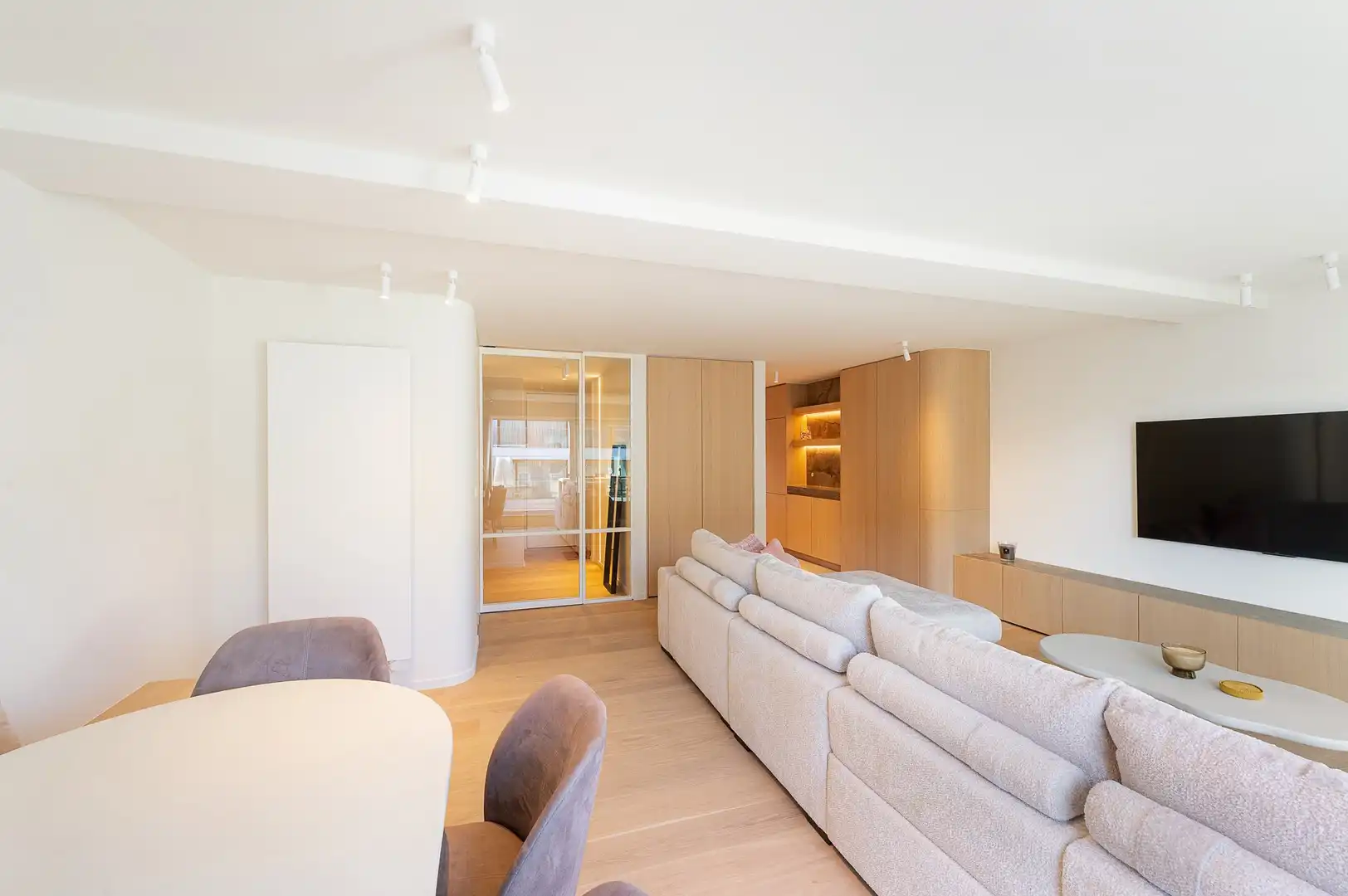 Luxueus gerenoveerd duplexappartement met drie slaapkamers. foto 12