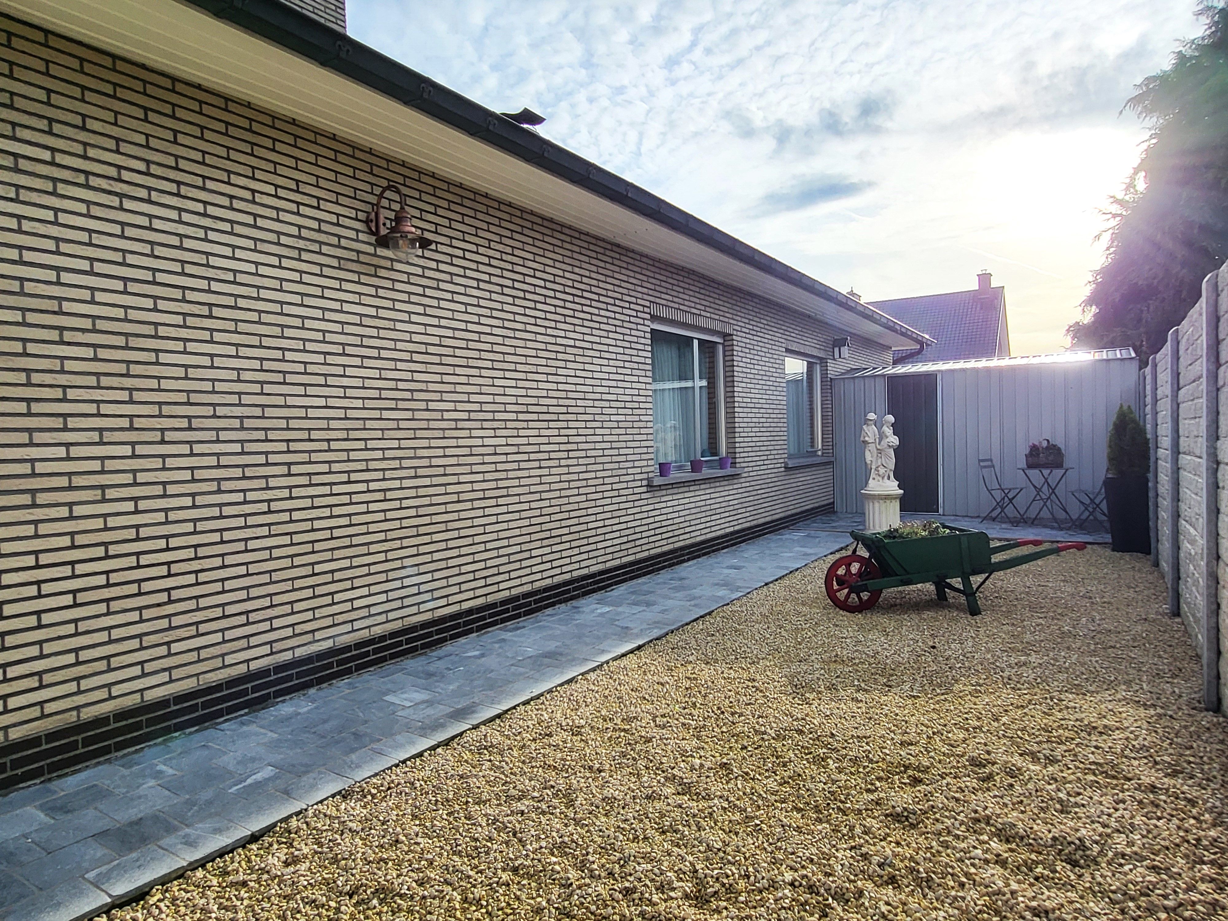 Instapklare villa op een perceel van 648 m² met dubbele garage, veranda en tuin.  foto 9