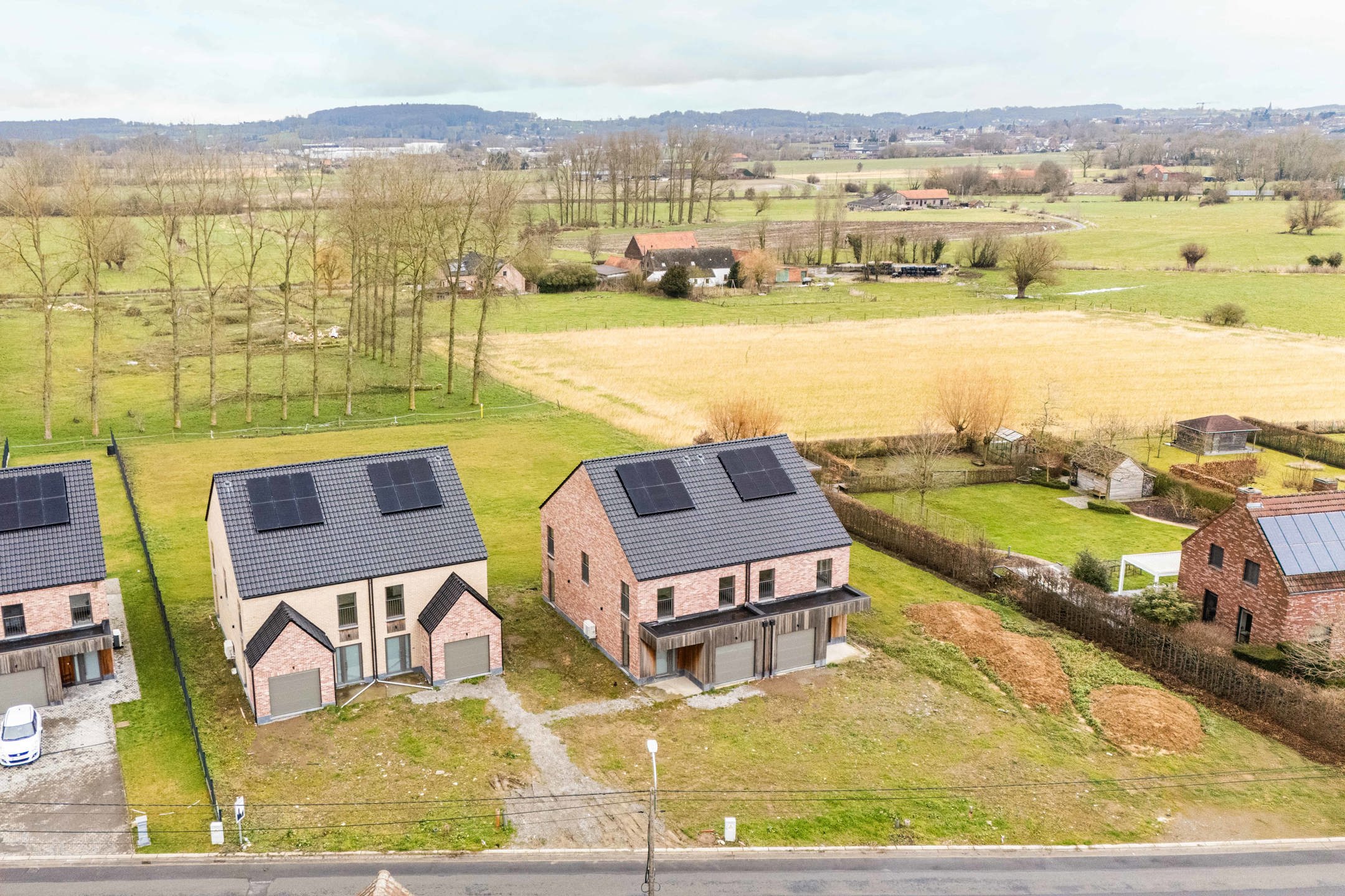 Prachtige nieuwbouwwoning omringd door groen en natuur. foto {{pictureIndex}}