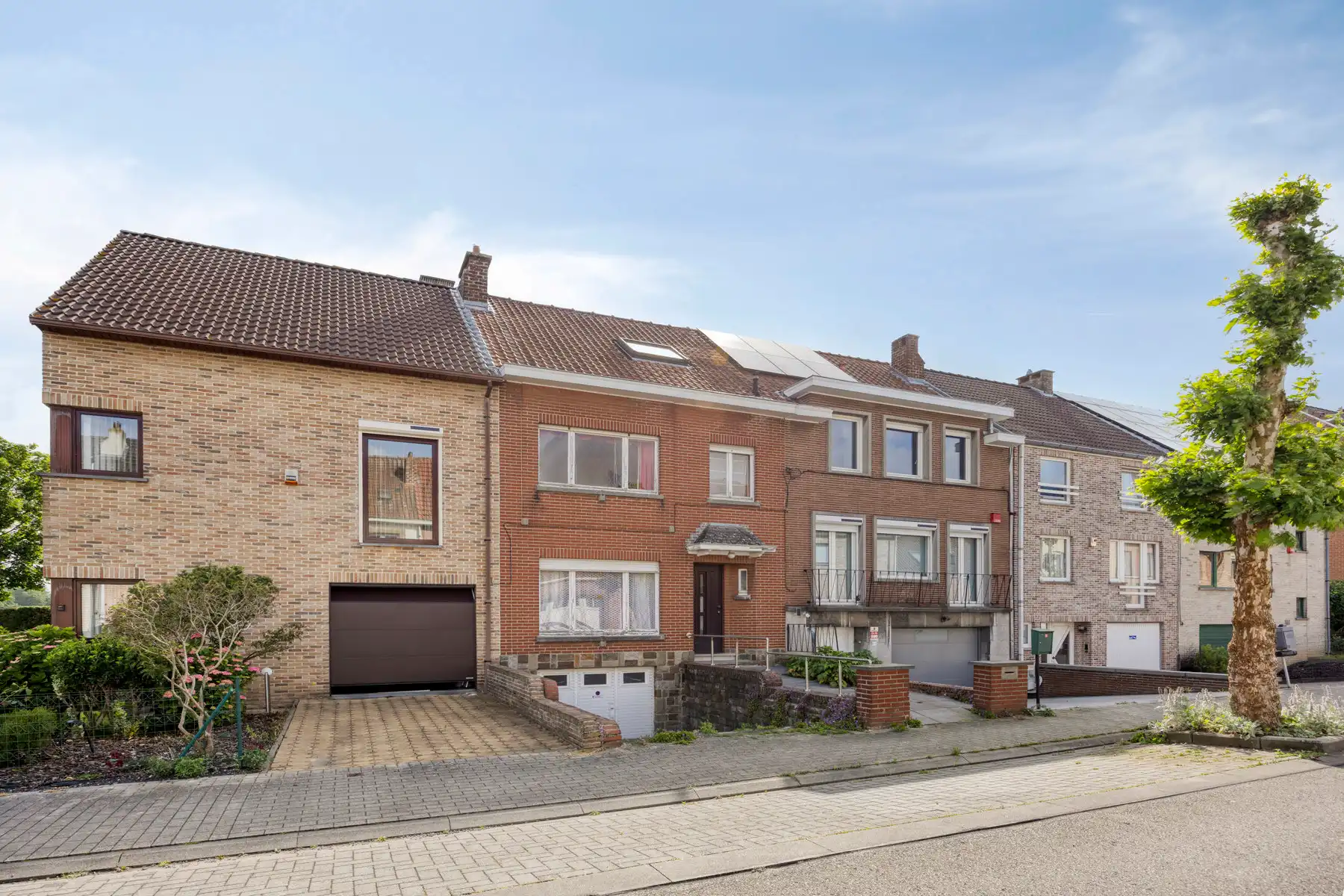 Goed gelegen woning met 3 slaapkamers, garage en tuin foto 2