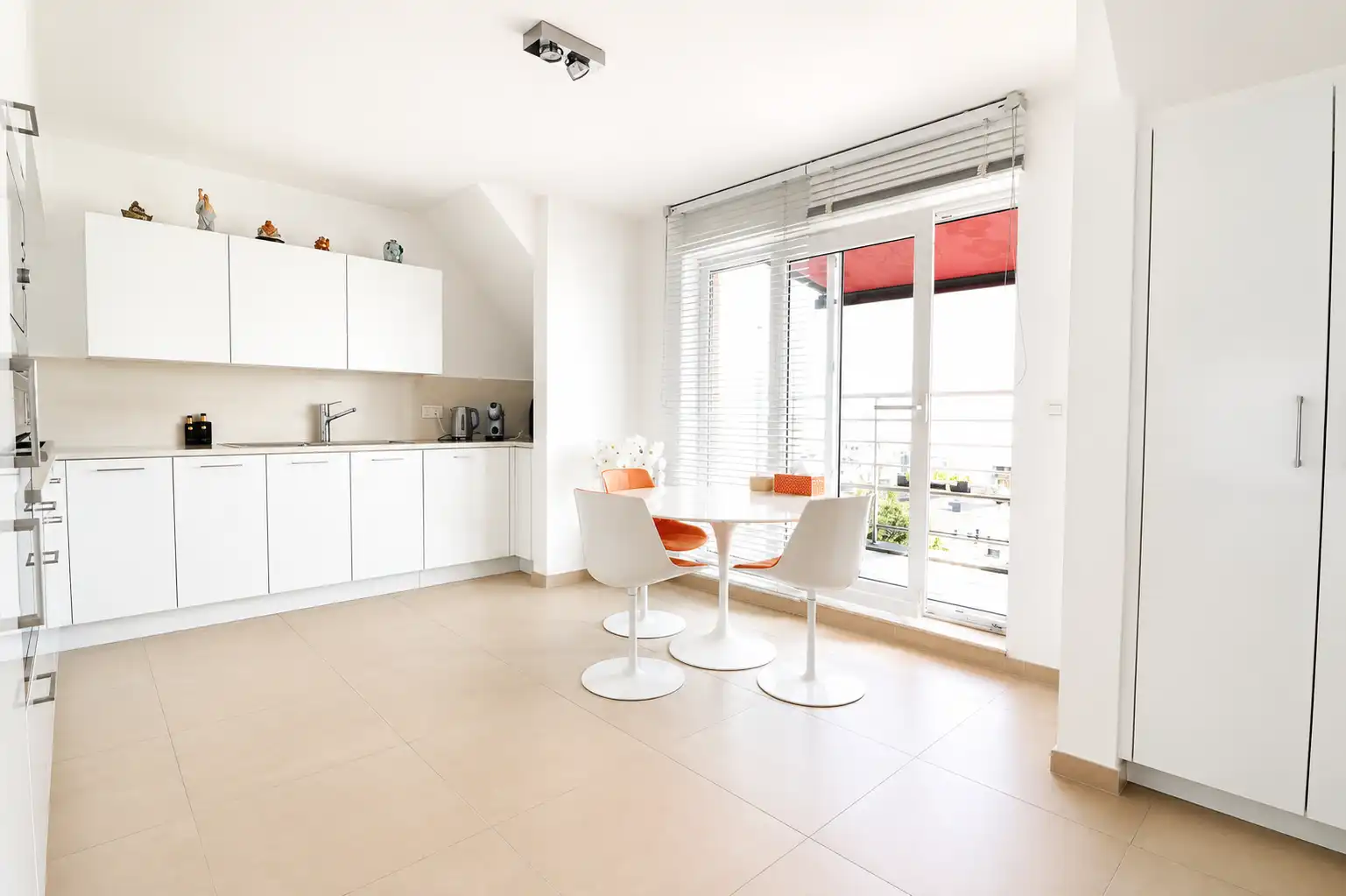 Instapklaar 2-slaapkamerappartement (112 m²) met 2 grote terrassen (11 m²), vlakbij station, winkelstraten en Zeedijk. foto 6