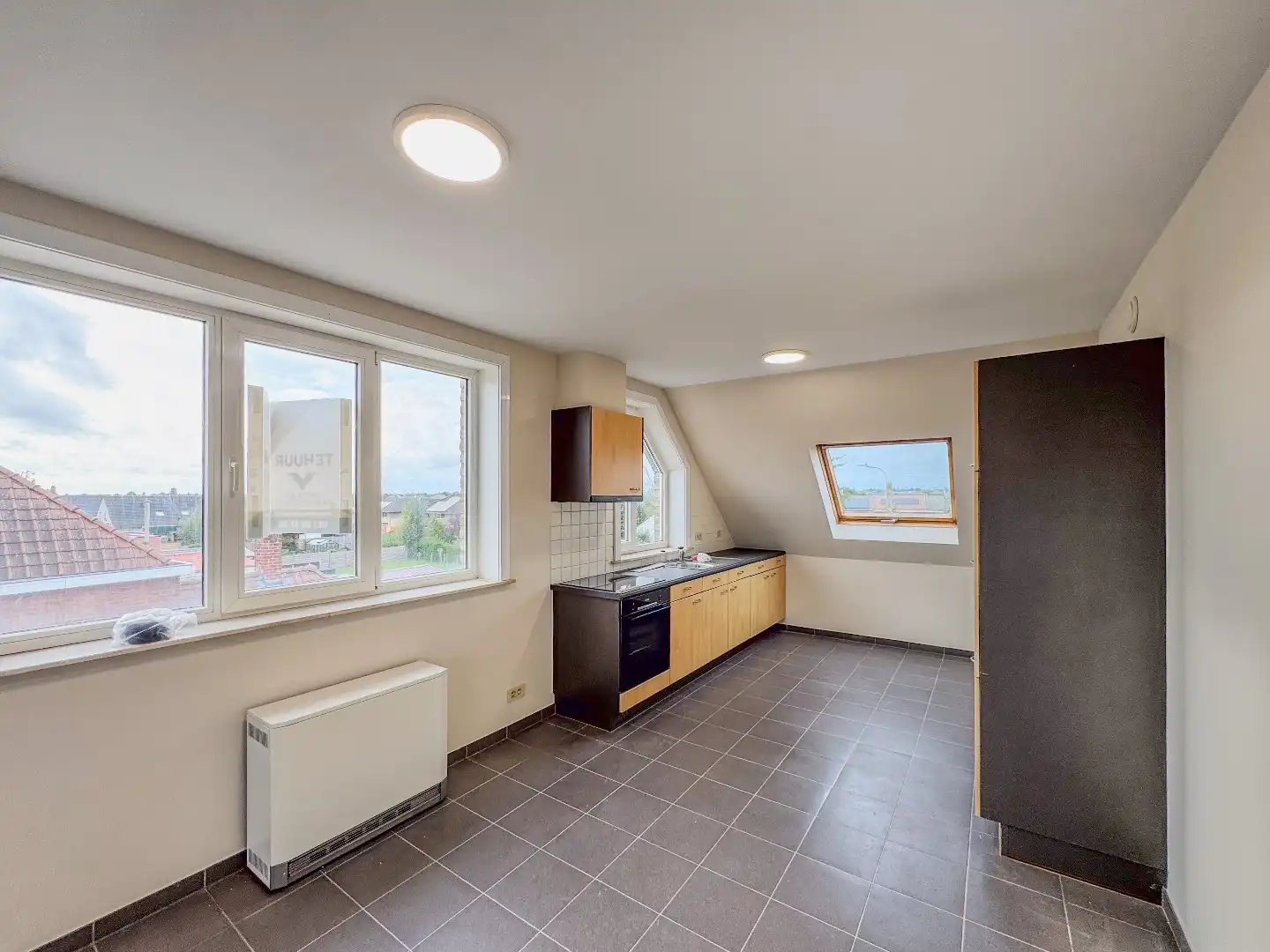 Ruim appartement met 2 slaapkamers en ruime garage. foto 3