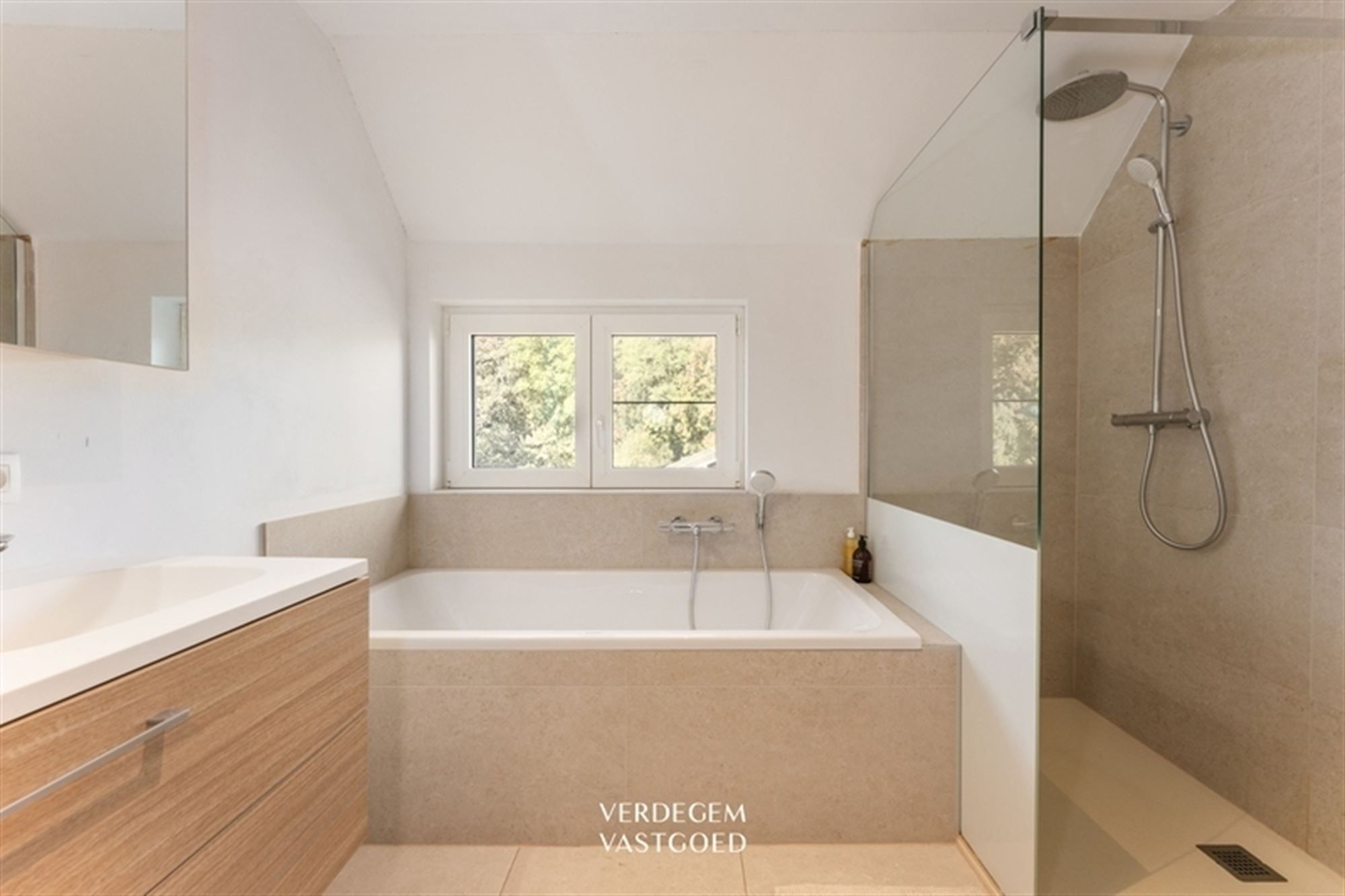 Ultragezellige en instapklare woning in het hart van Wippelgem foto 19