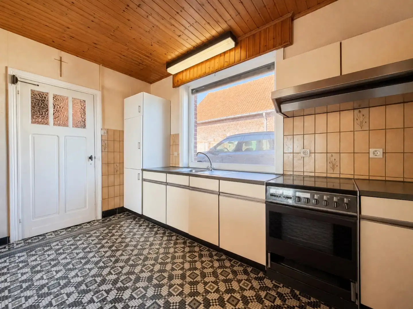Landelijke hoeve-woning op ruim perceel, met weide en stallingen. foto 12