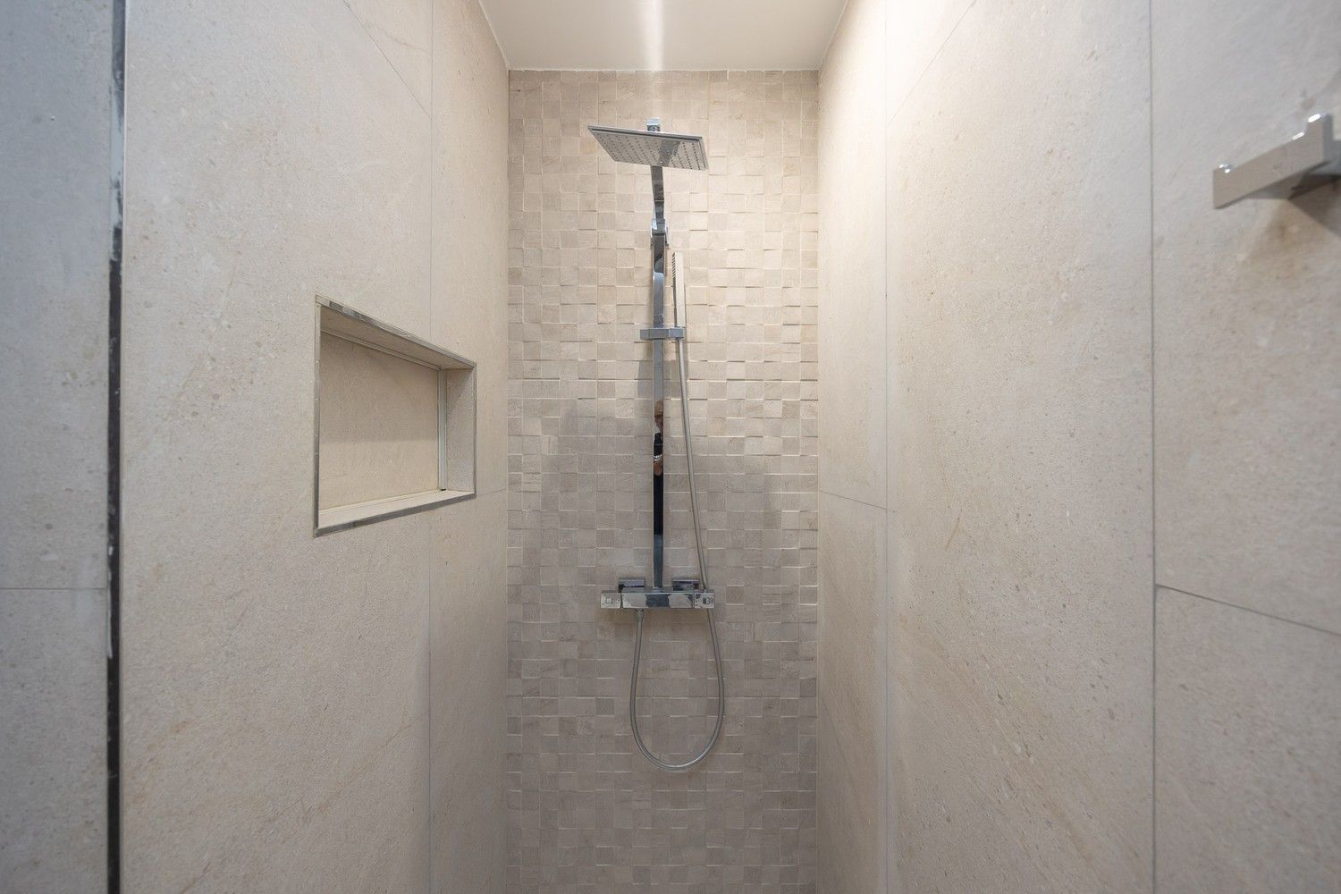 Stijlvol gerenoveerde woning in het hart van ’s-Gravenwezel foto 13