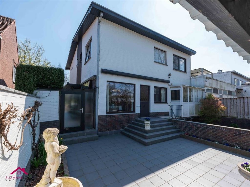 Half vrijstaande woning met garage foto 5